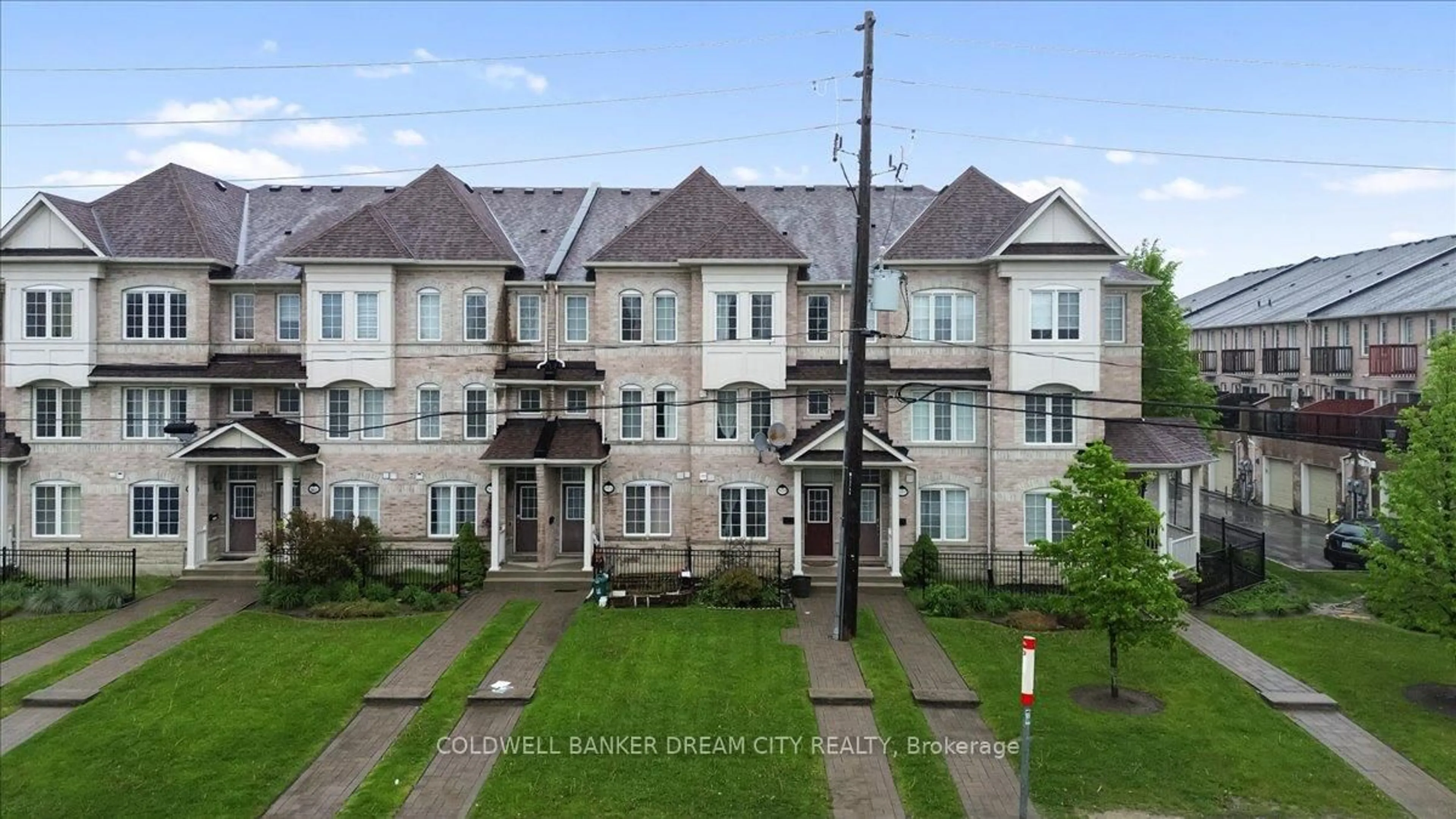 A pic from outside/outdoor area/front of a property/back of a property/a pic from drone, city buildings view from balcony for 559 Midland Ave, Toronto Ontario M1N 4E8