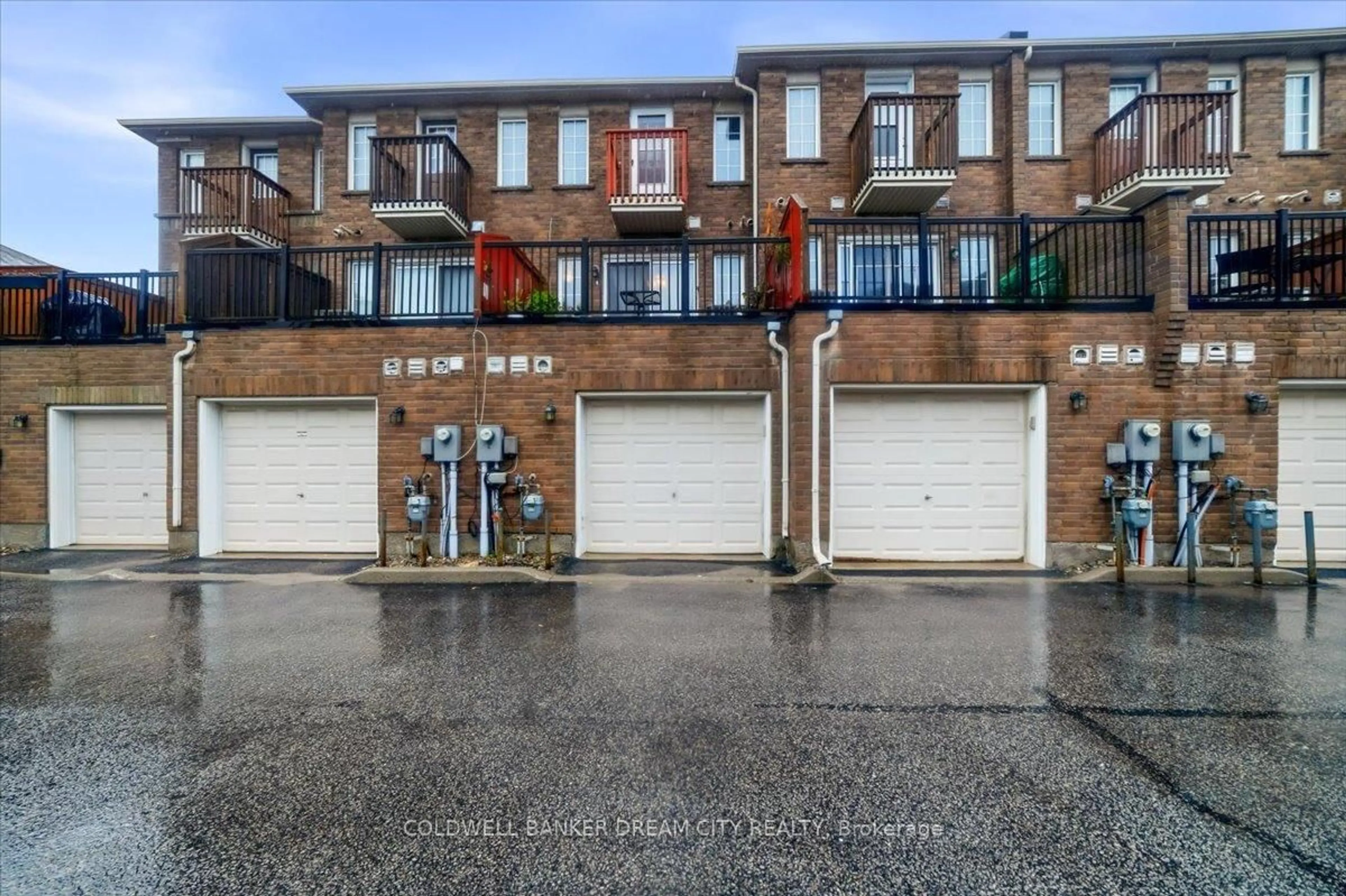 A pic from outside/outdoor area/front of a property/back of a property/a pic from drone, street for 559 Midland Ave, Toronto Ontario M1N 4E8