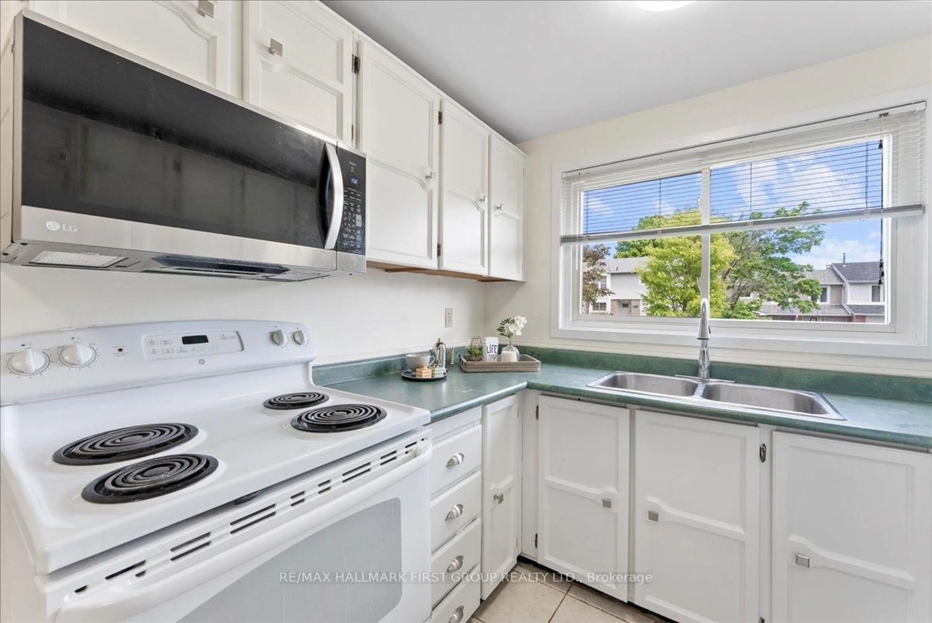 Standard kitchen, ceramic/tile floor for 1980 Bowler Dr, Pickering Ontario L1V 3K7