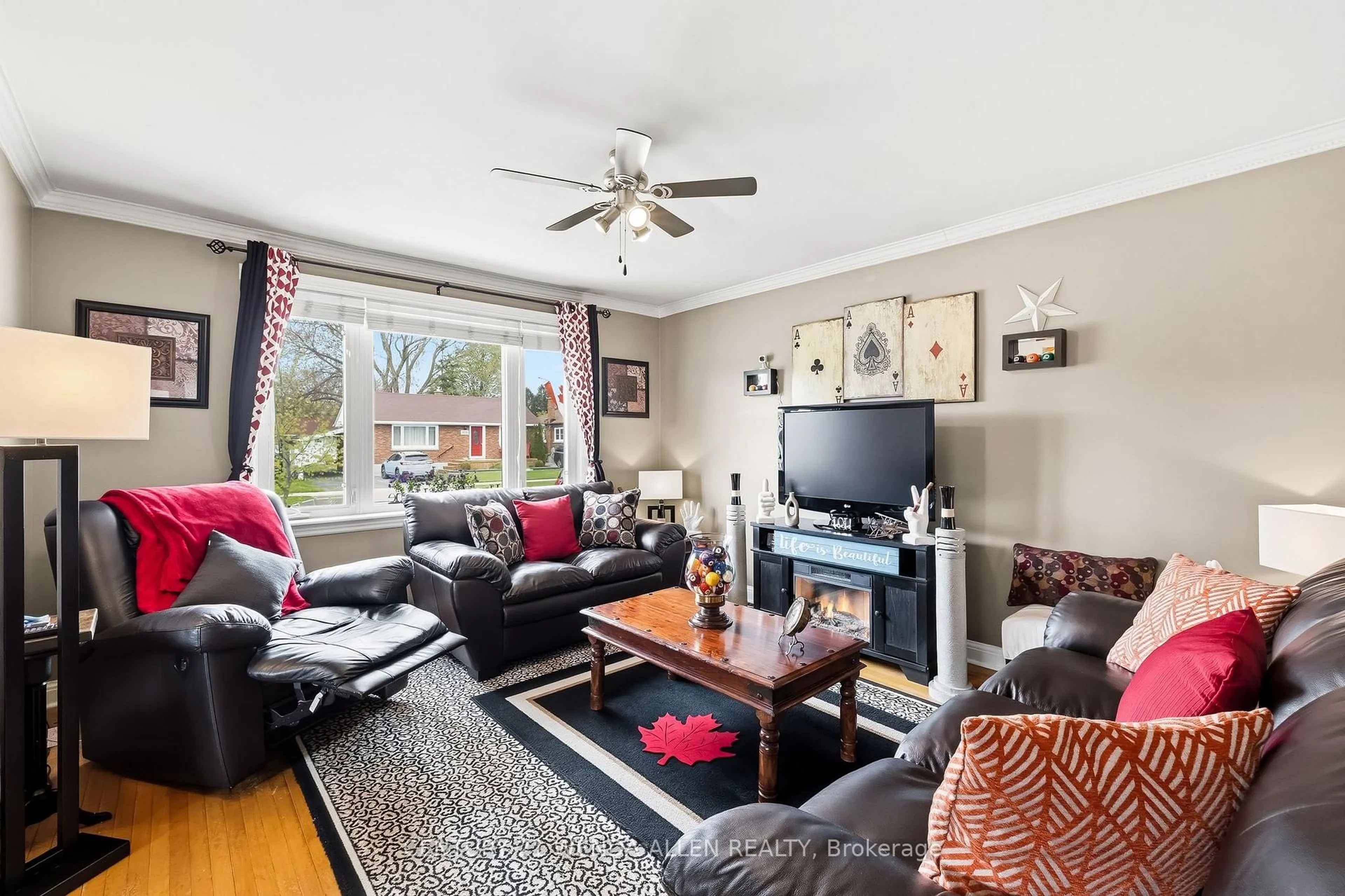 Living room with furniture, unknown for 325 Highland Ave, Oshawa Ontario L1H 6B1