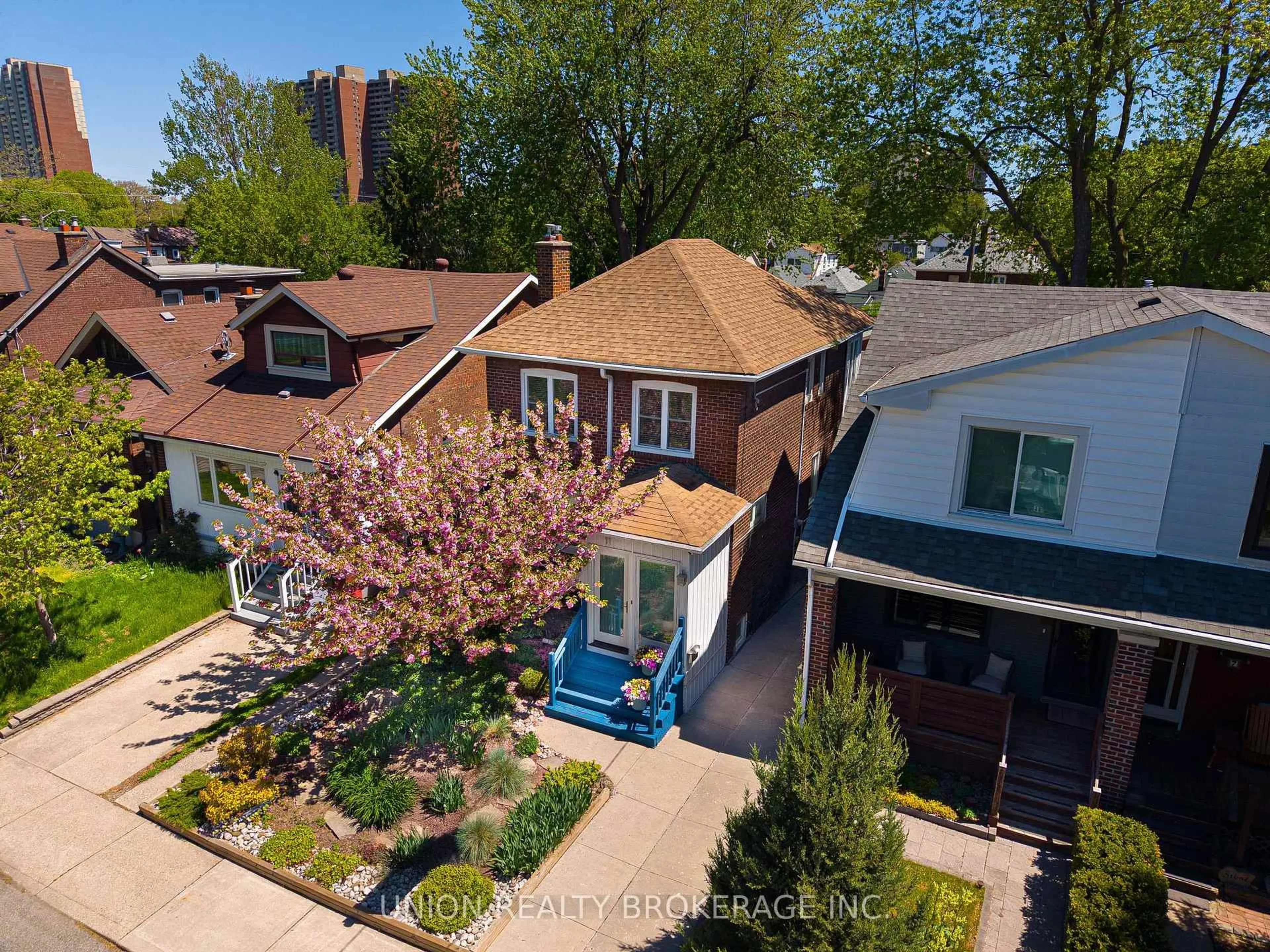 A pic from outside/outdoor area/front of a property/back of a property/a pic from drone, street for 11 Avonlea Blvd, Toronto Ontario M4C 5E4