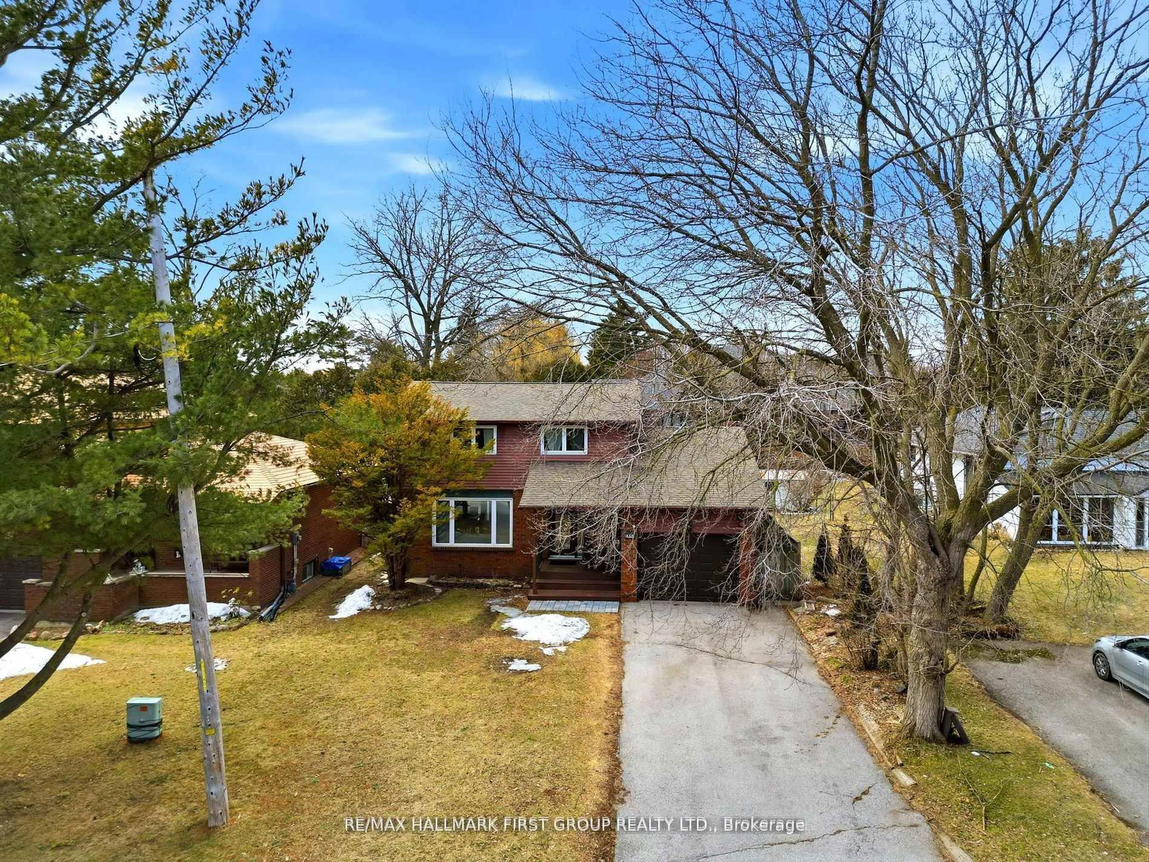 A pic from outside/outdoor area/front of a property/back of a property/a pic from drone, street for 1994 FAIRPORT Rd, Pickering Ontario L1V 1T6