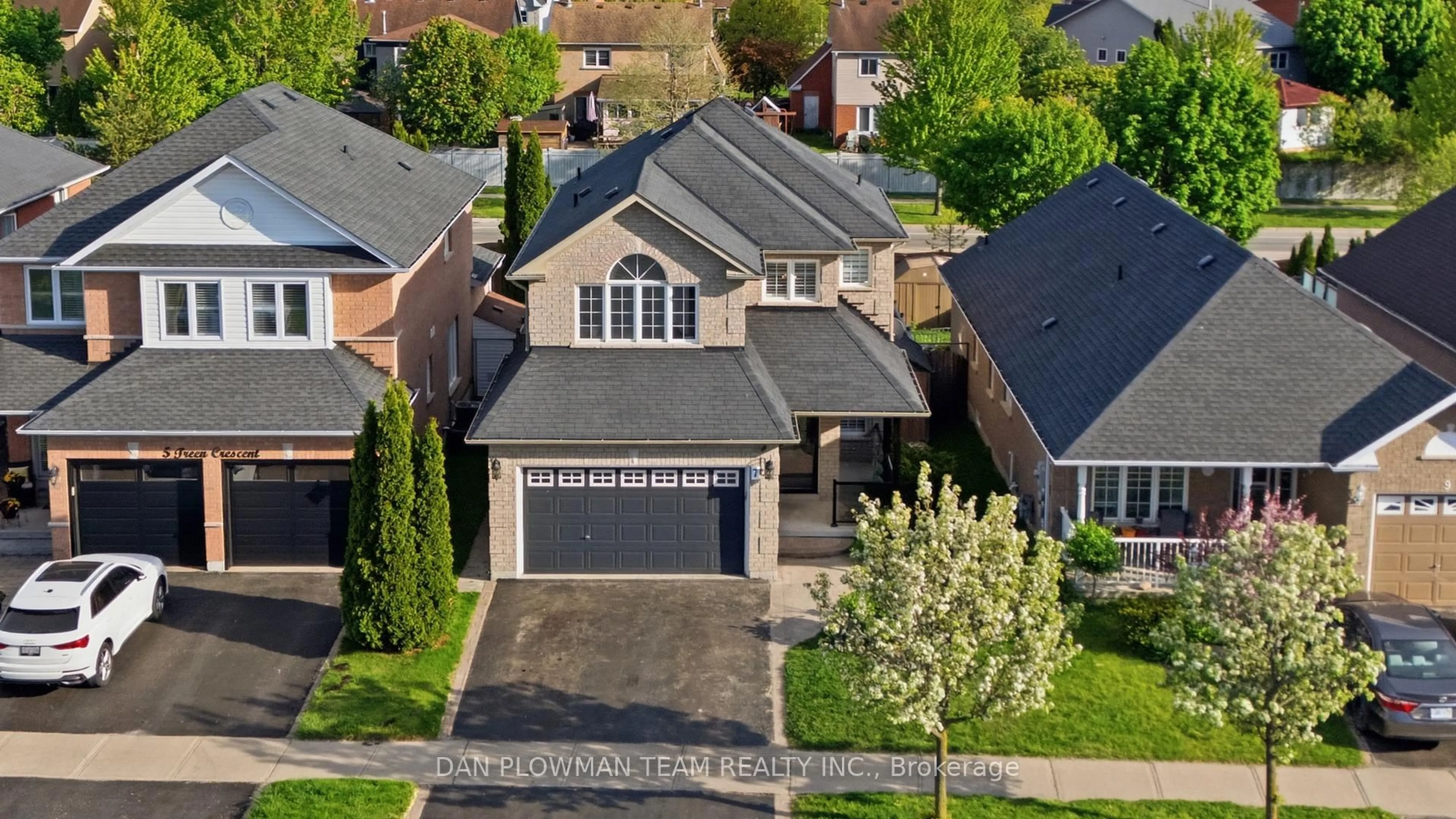 A pic from outside/outdoor area/front of a property/back of a property/a pic from drone, street for 7 Treen Cres, Whitby Ontario L1R 3C7