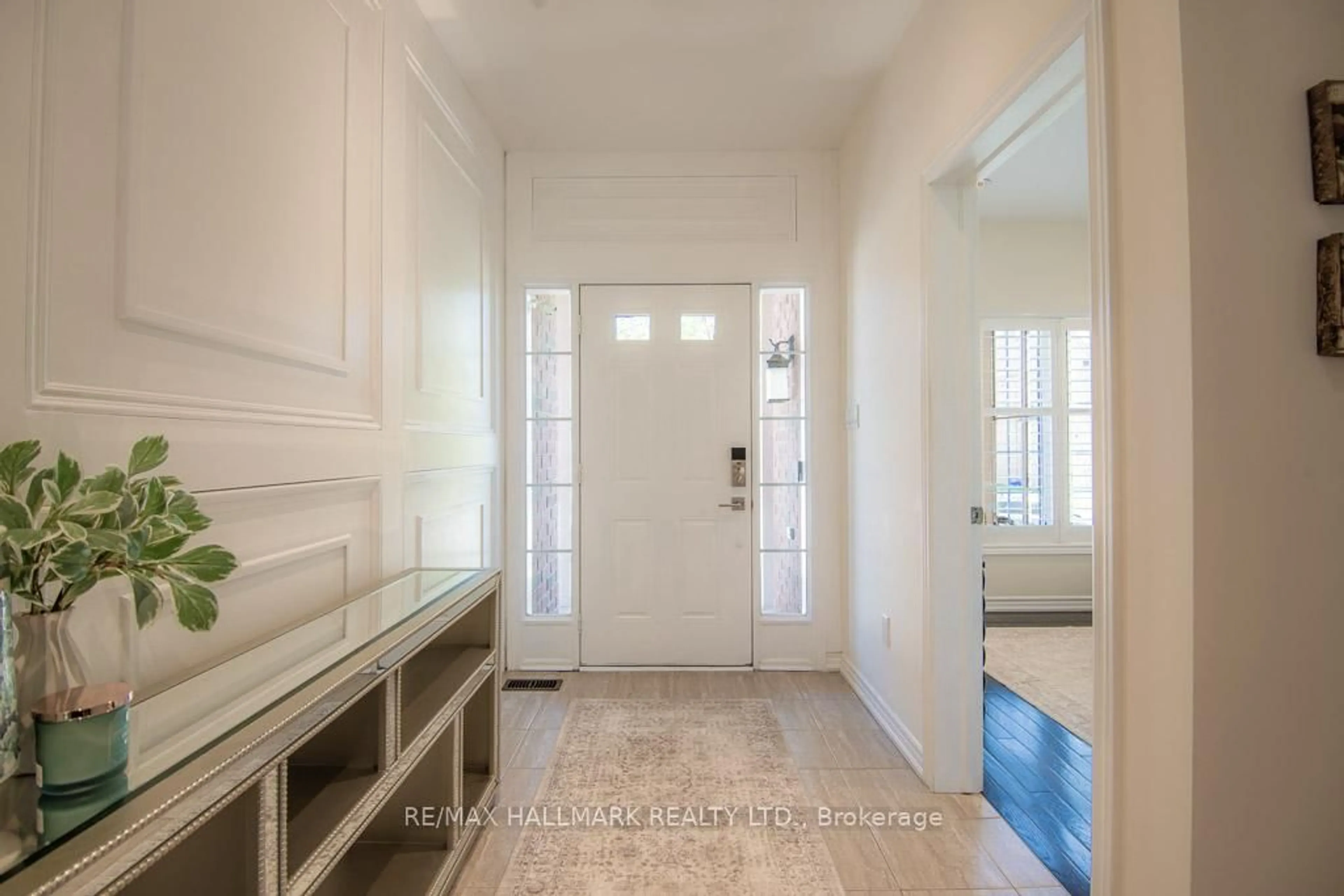 Indoor entryway for 566 Maitland Dr, Pickering Ontario L1W 0A8