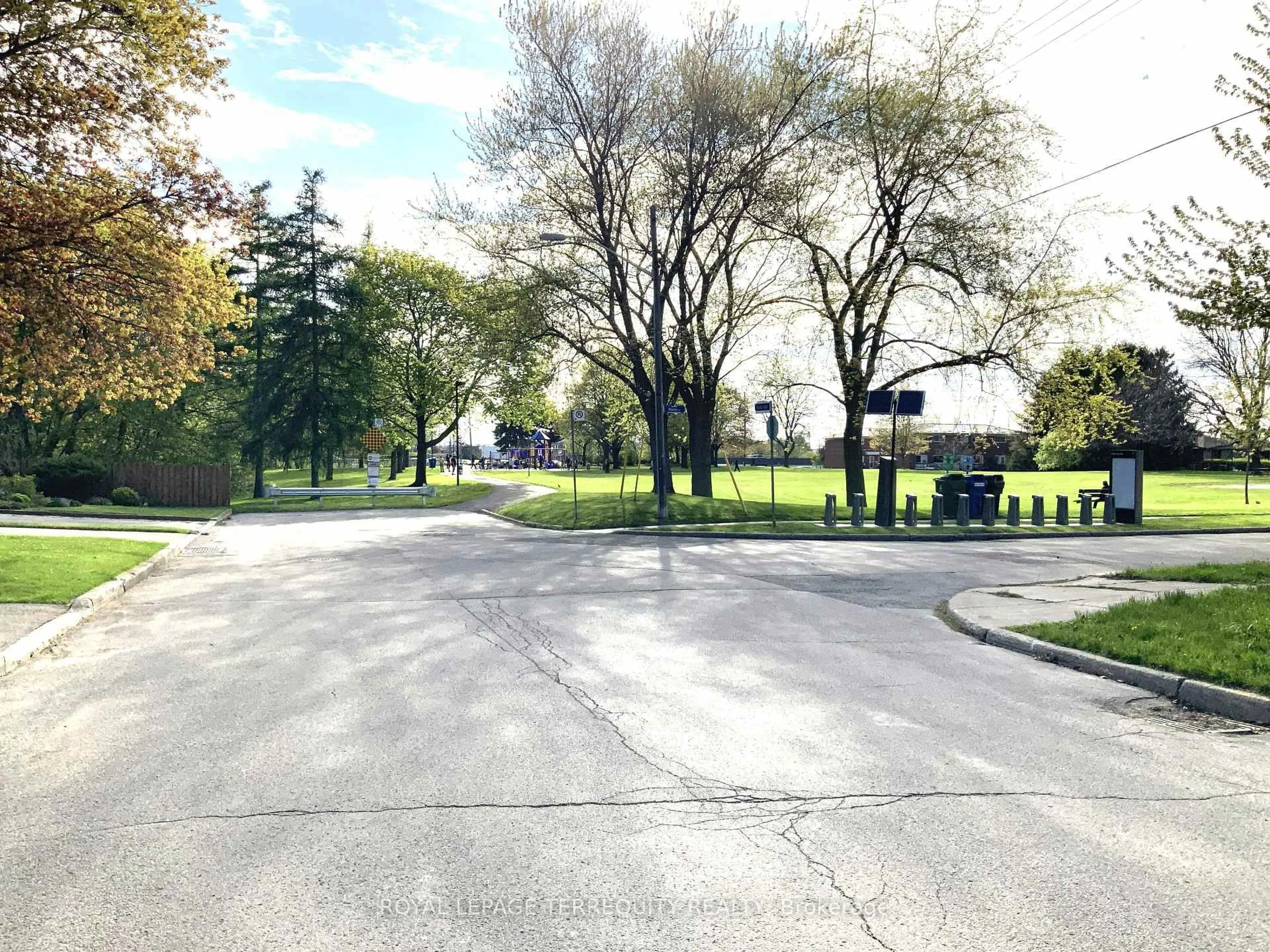 A pic from outside/outdoor area/front of a property/back of a property/a pic from drone, street for 20 Maida Vale, Toronto Ontario M1K 2X7