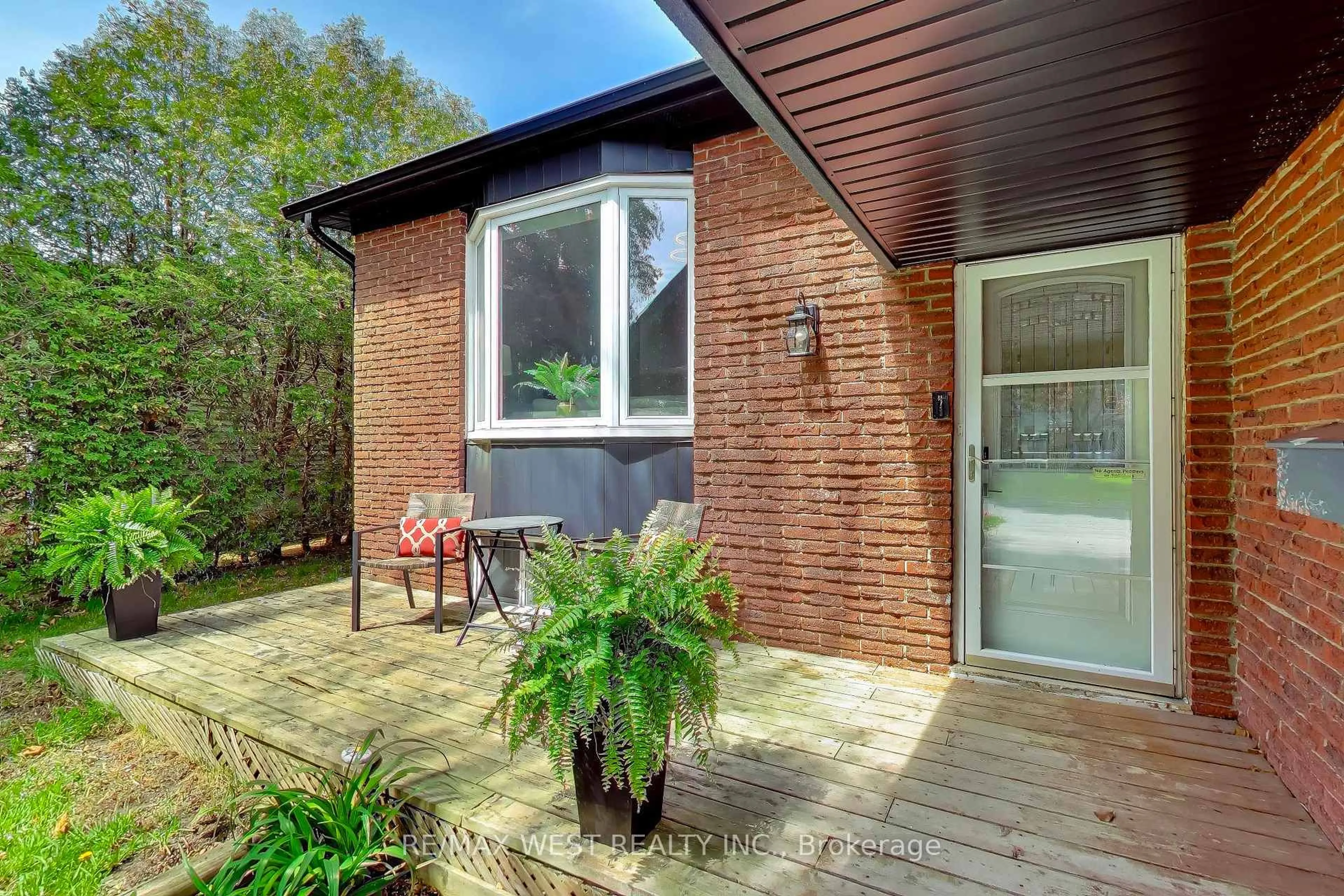 Patio, street for 128 Roser Cres, Clarington Ontario L1C 3N9