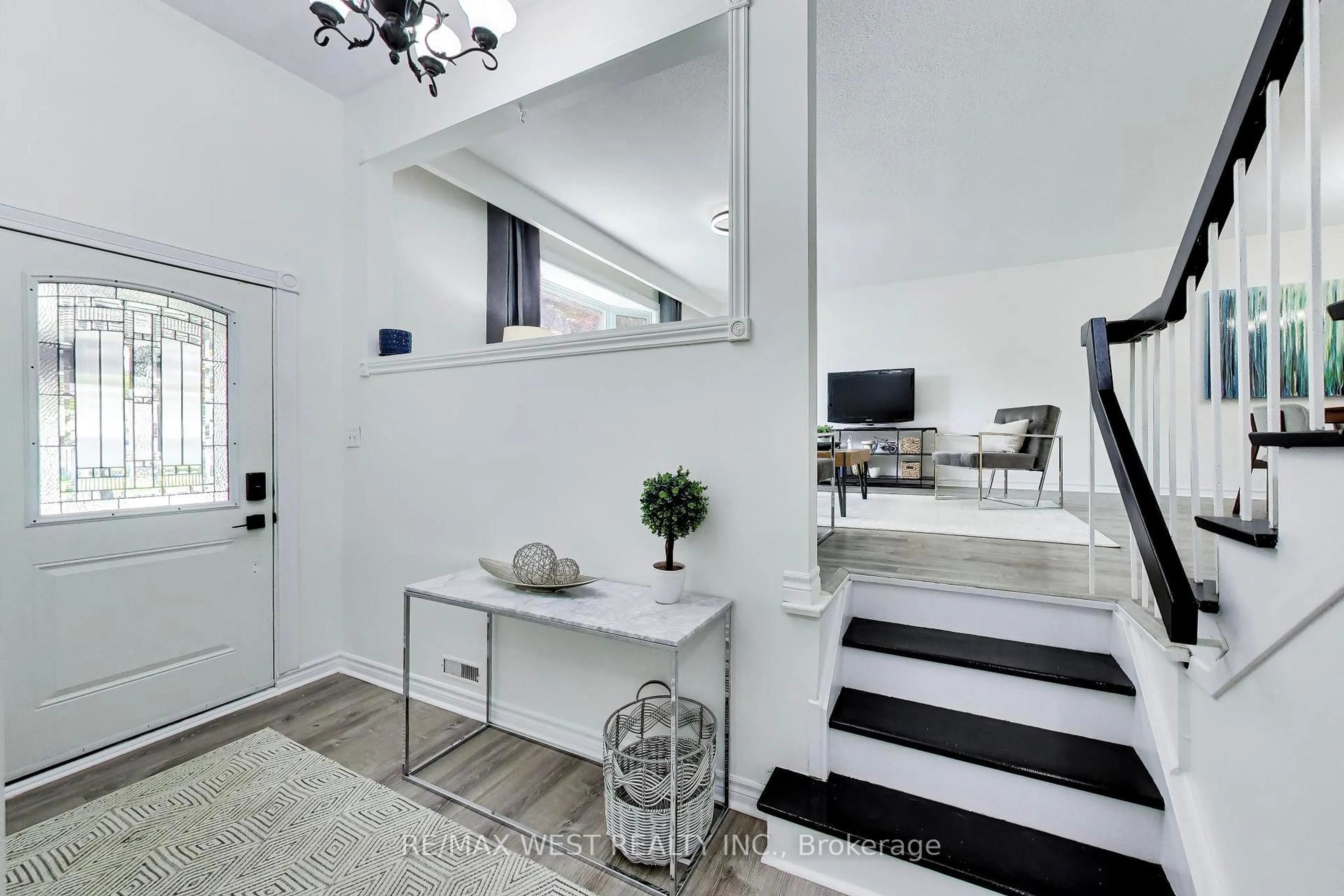 Indoor entryway for 128 Roser Cres, Clarington Ontario L1C 3N9