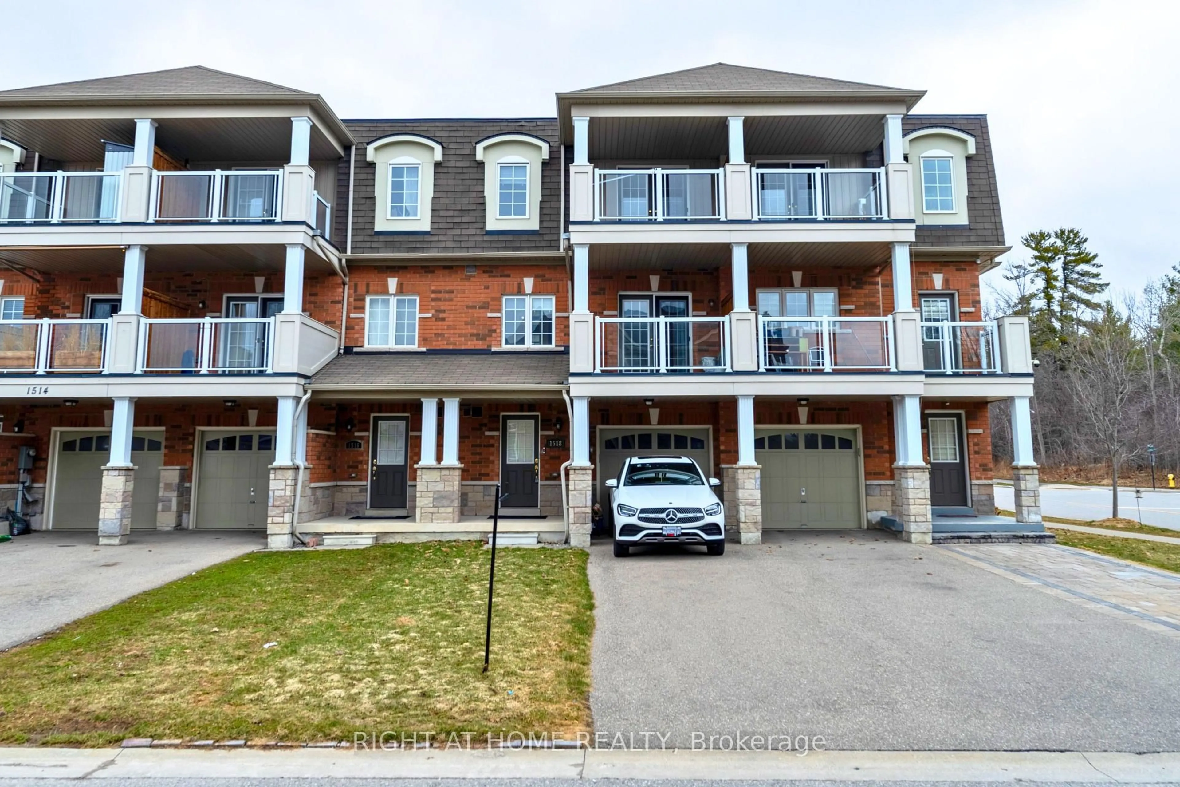 A pic from outside/outdoor area/front of a property/back of a property/a pic from drone, street for 1518 Shepway Mews, Pickering Ontario L1X 0C7