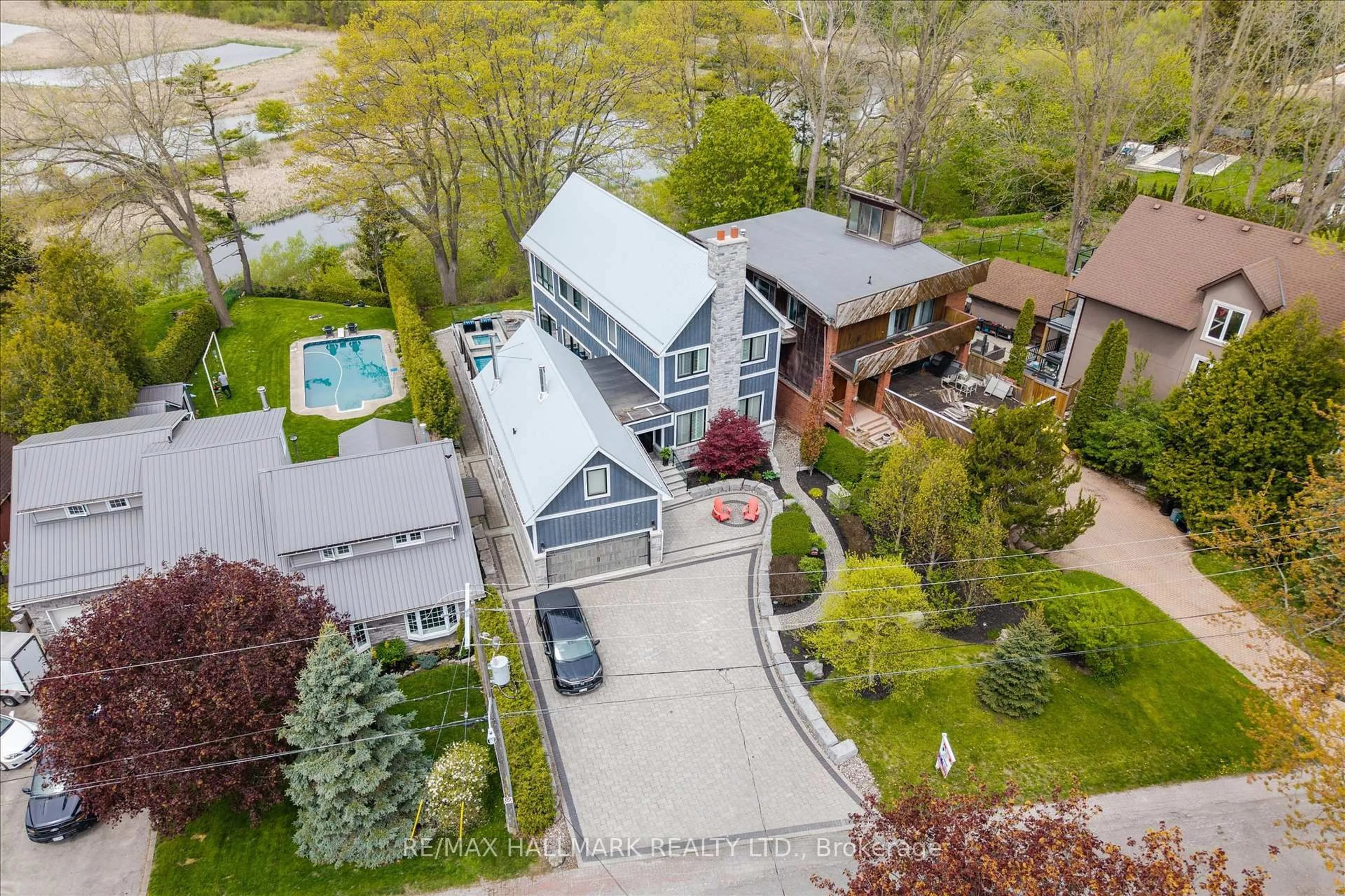 A pic from outside/outdoor area/front of a property/back of a property/a pic from drone, street for 334 Dyson Rd, Pickering Ontario L1W 2M9