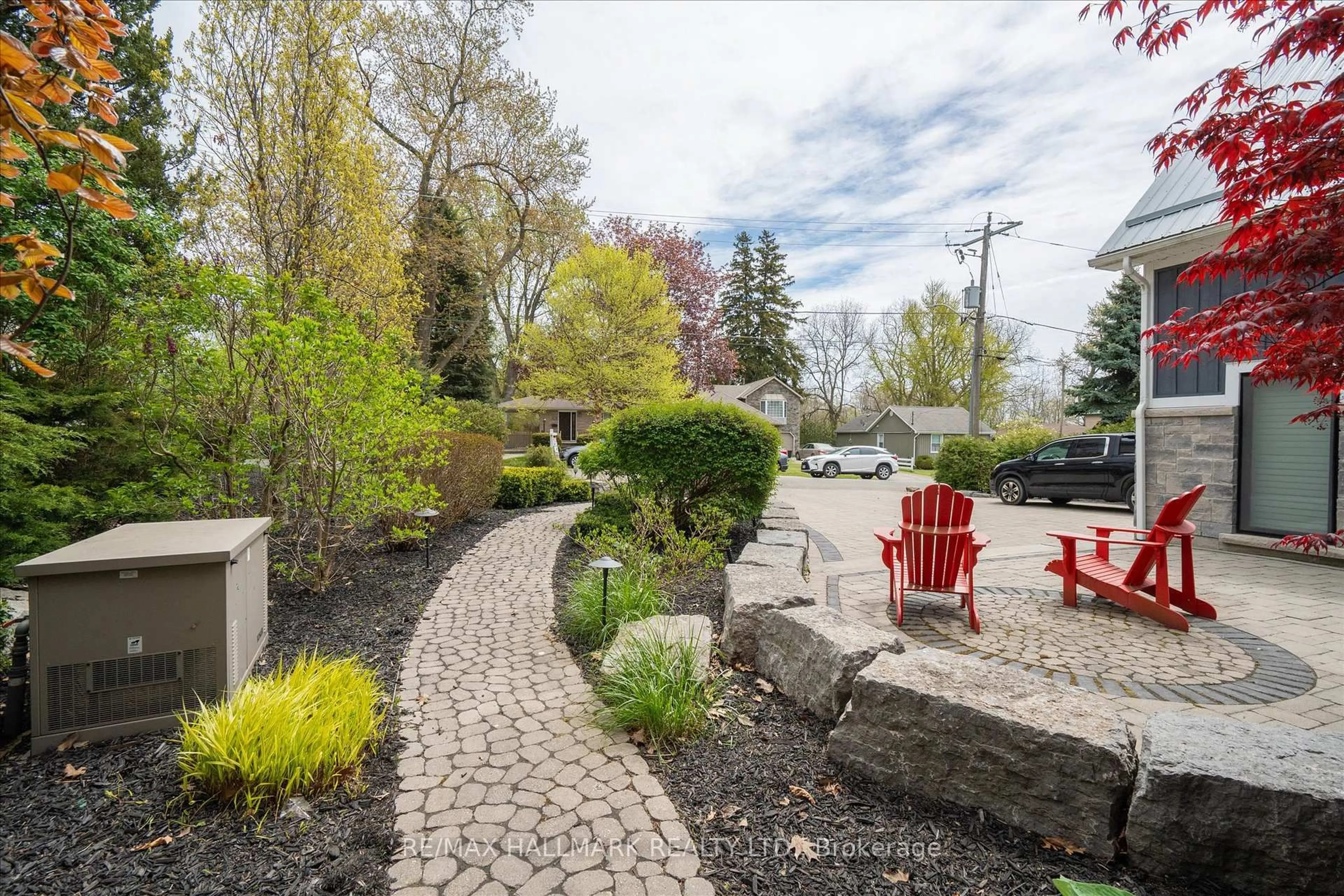 Patio, street for 334 Dyson Rd, Pickering Ontario L1W 2M9