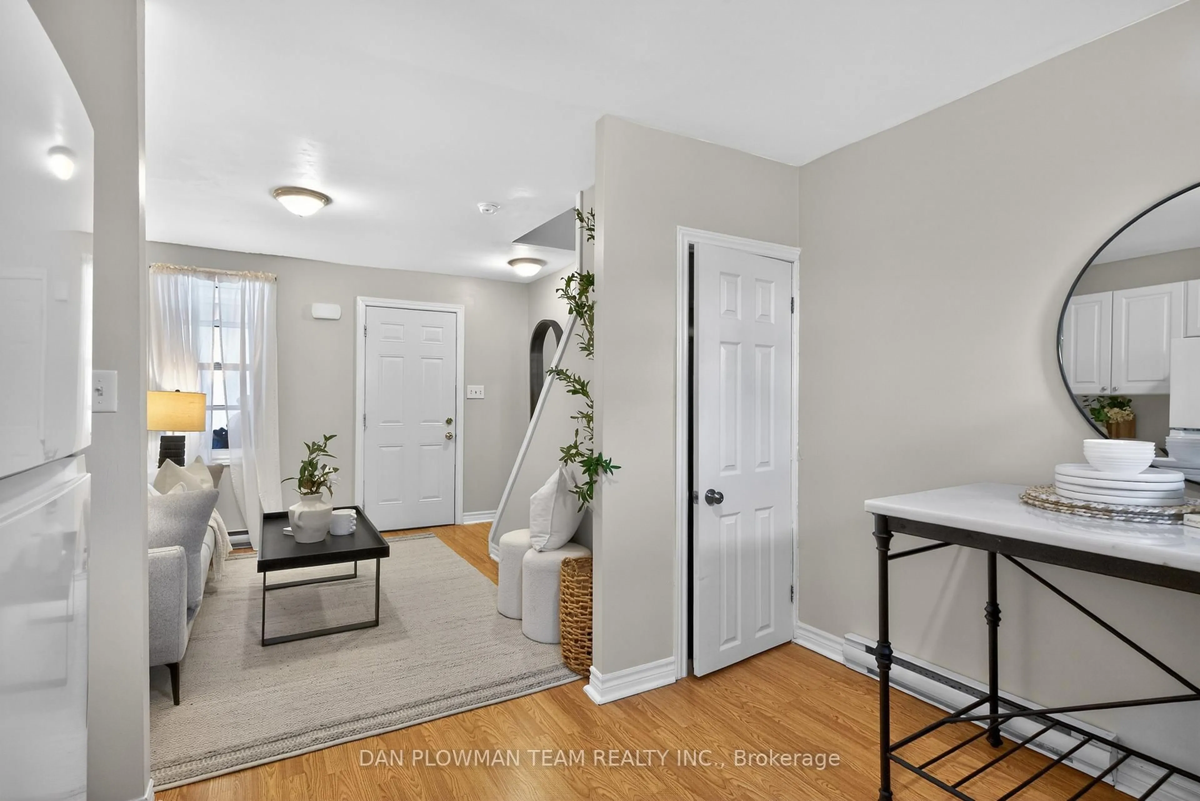 Indoor entryway for 114 Olive Ave, Oshawa Ontario L1H 2P2