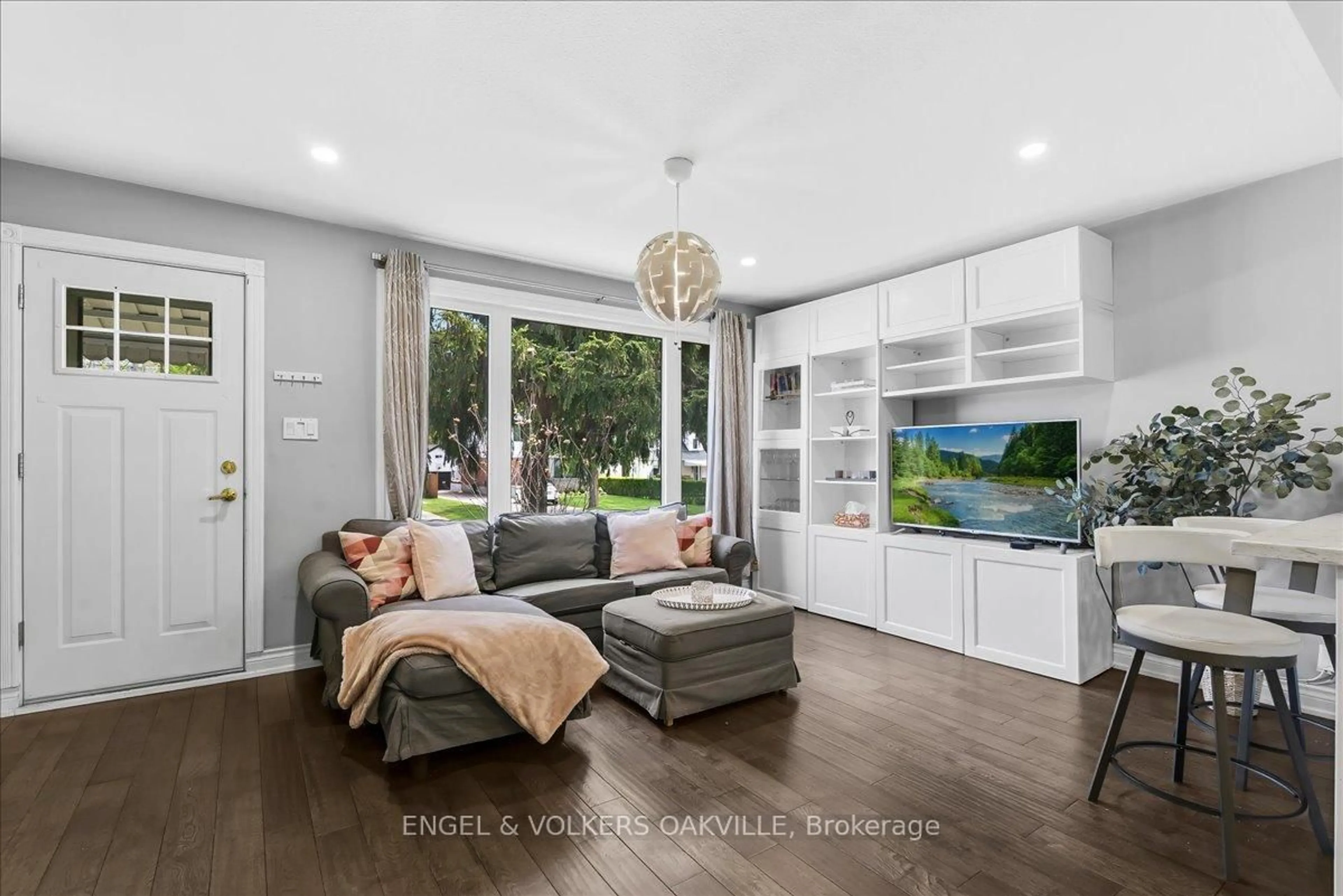 Living room with furniture, unknown for 22 Falaise Rd, Toronto Ontario M1E 3B5