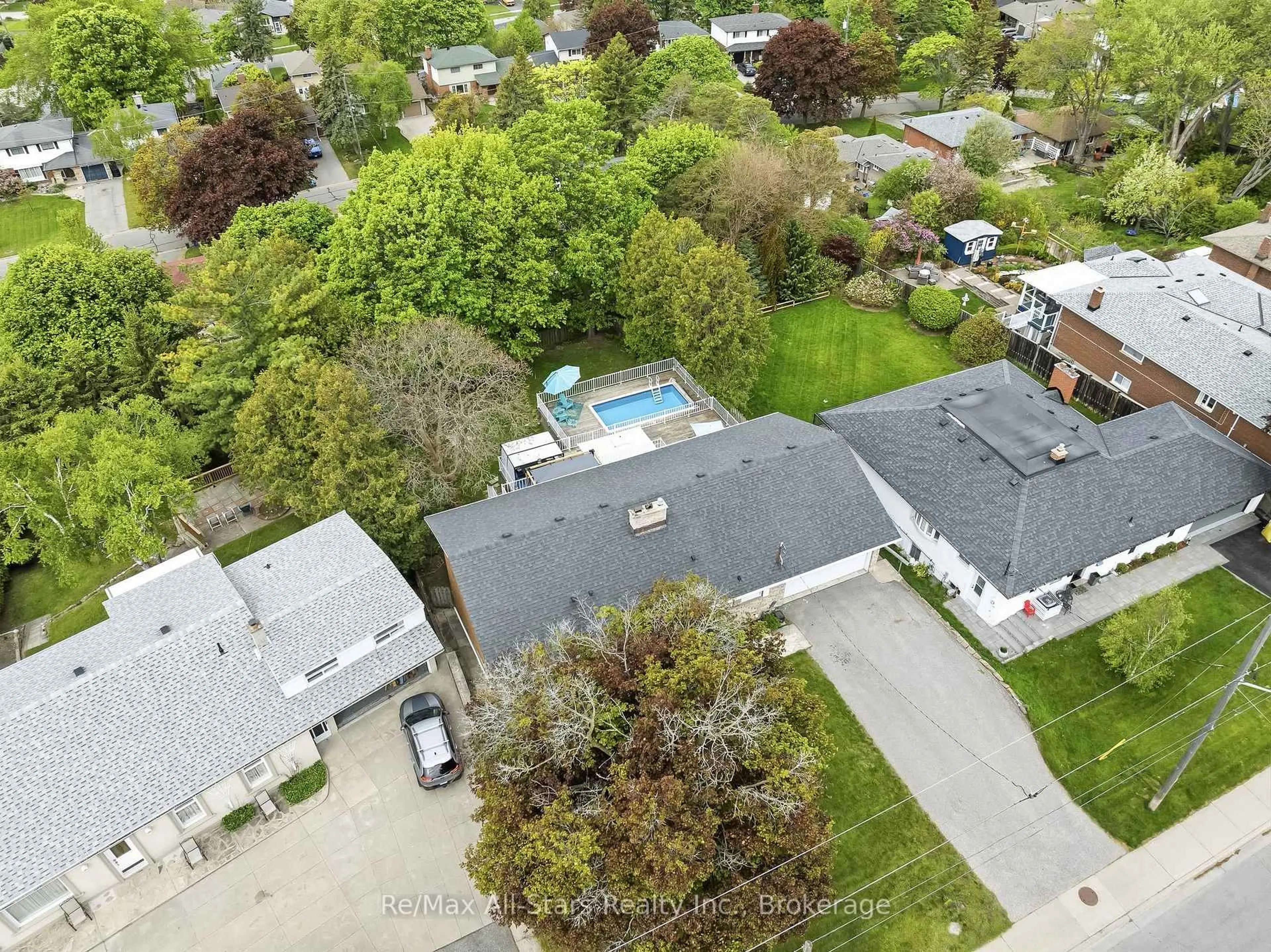 A pic from outside/outdoor area/front of a property/back of a property/a pic from drone, street for 54 Grandview St, Oshawa Ontario L1H 7C4
