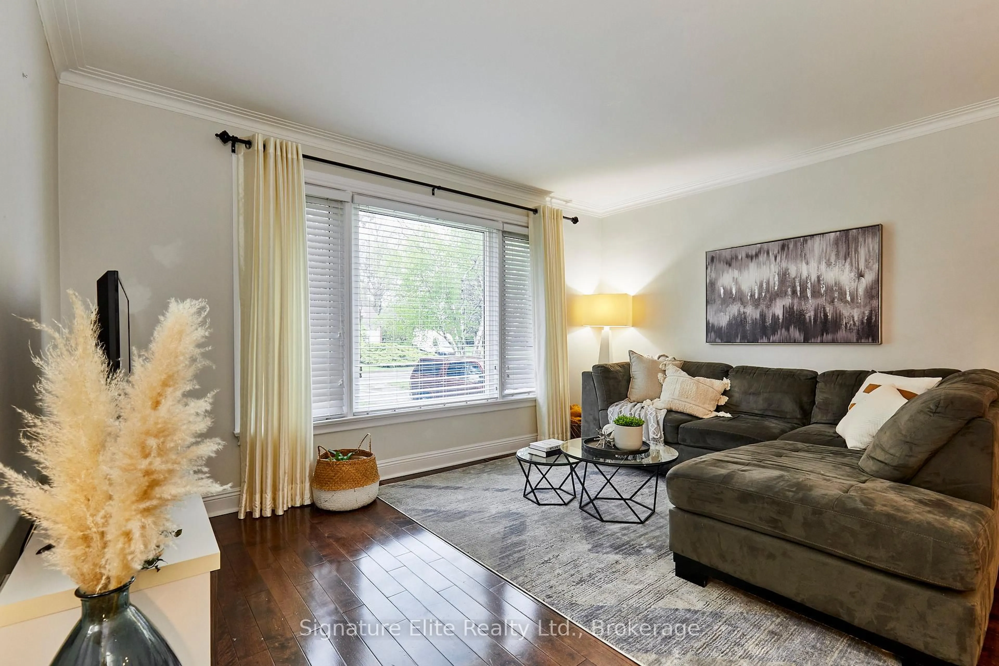 Living room with furniture, wood/laminate floor for 3 Kingsmere Cres, Toronto Ontario M1M 3B2