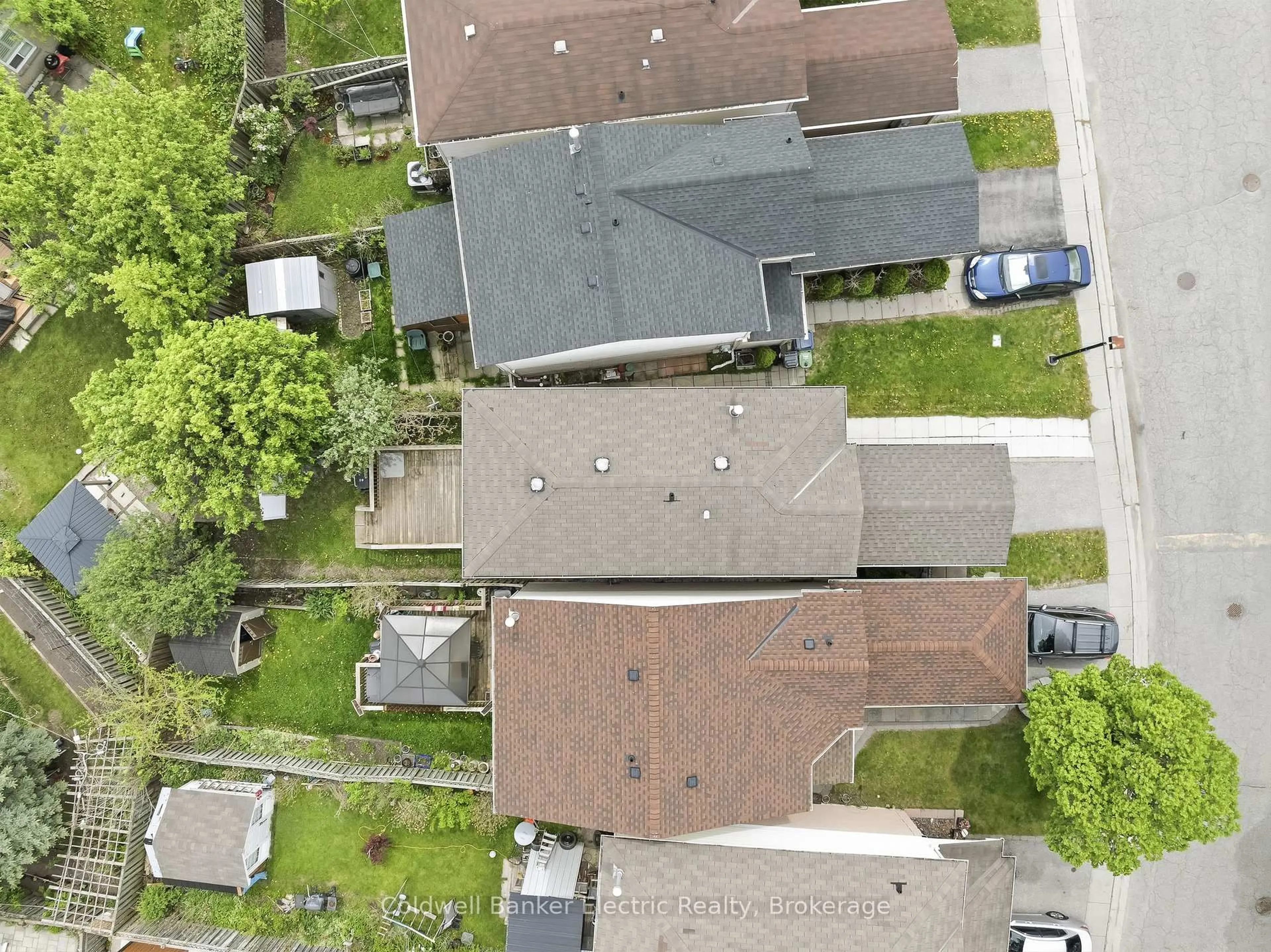 A pic from outside/outdoor area/front of a property/back of a property/a pic from drone, street for 80 Plumrose Ptwy, Toronto Ontario M1B 4B1
