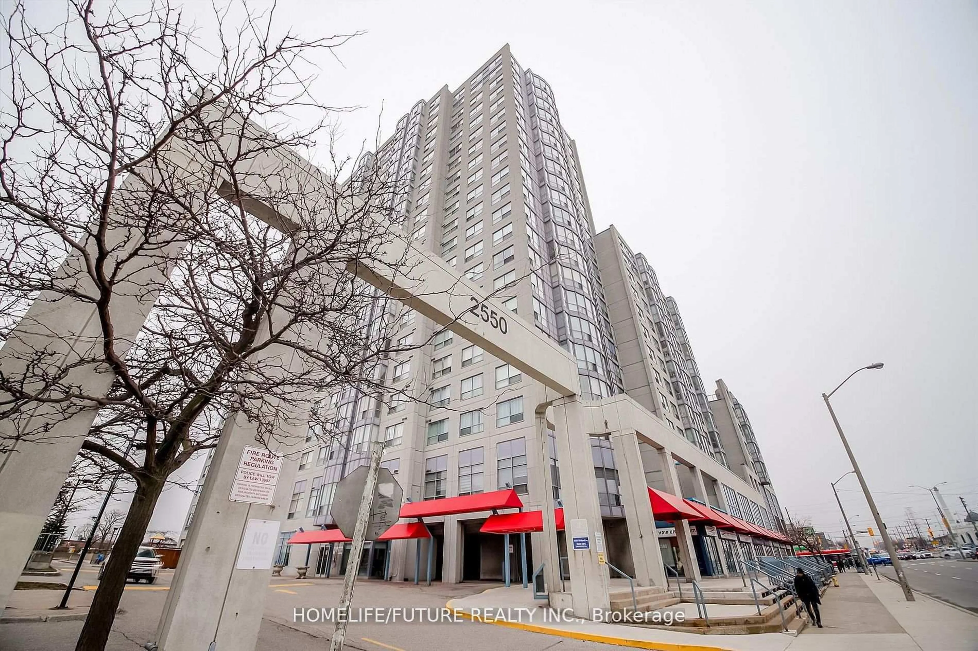 Indoor foyer for 2550 Lawrence Ave #816, Toronto Ontario M1P 4Z3