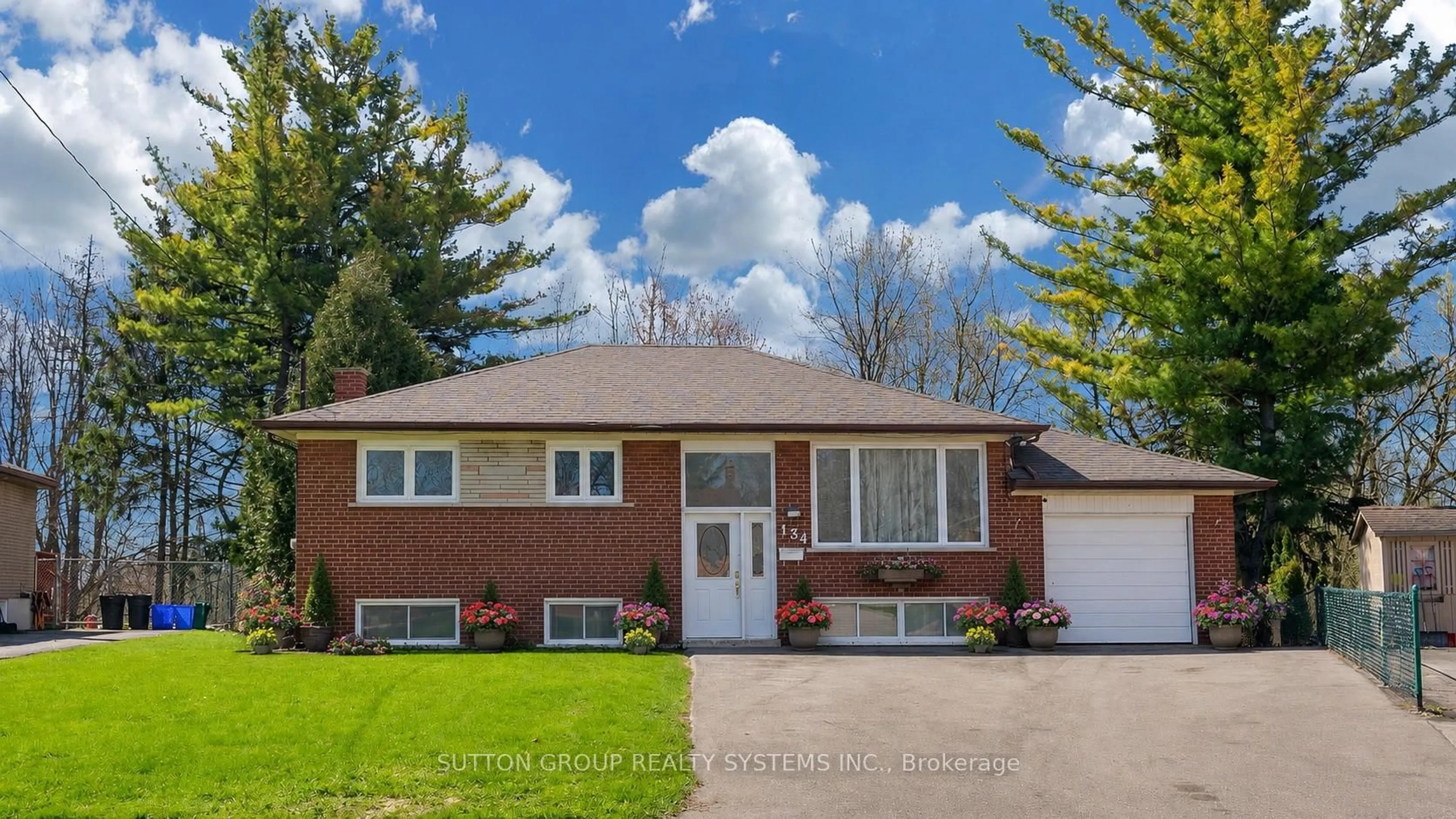 Home with vinyl exterior material, street for 134 Sussex St, Oshawa Ontario L1G 1V9