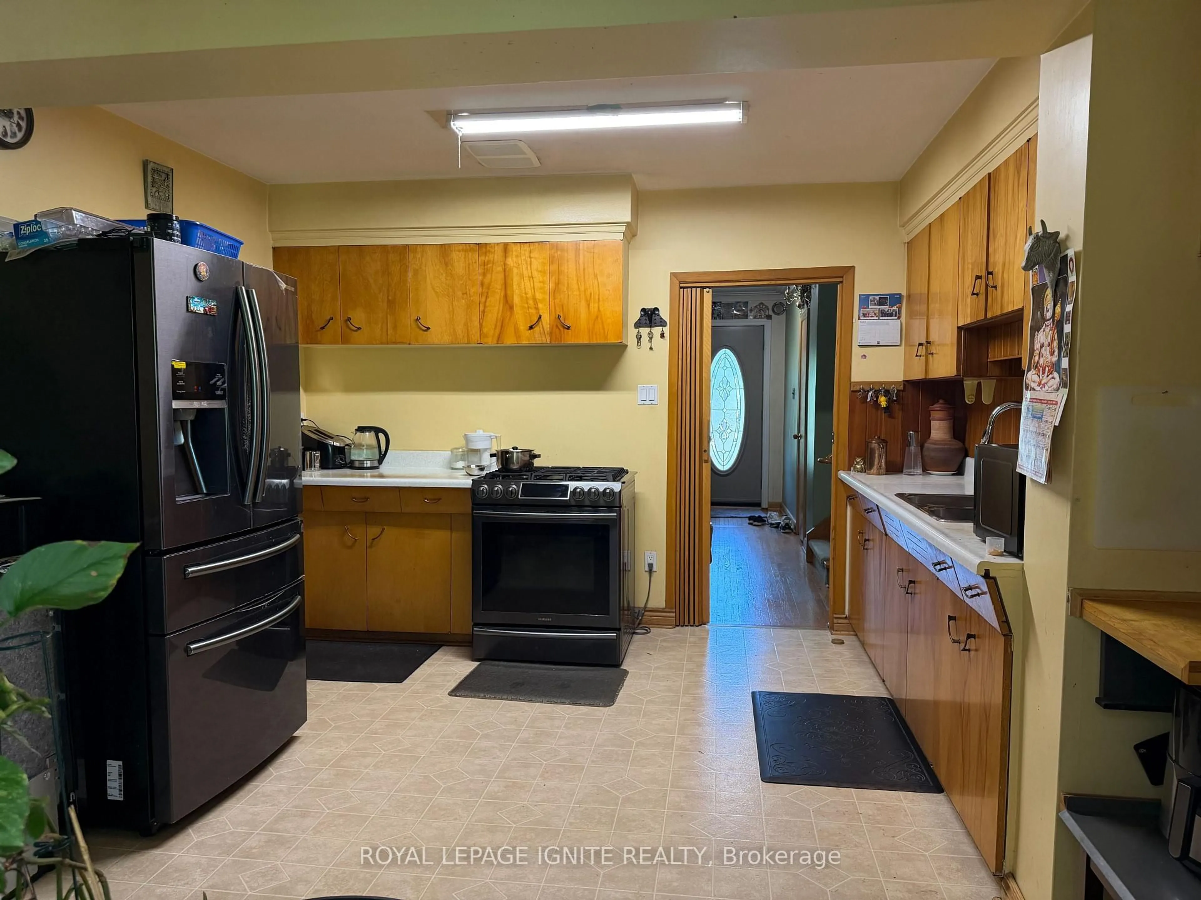 Kitchen with laundary machines, ceramic/tile floor for 38 Rossander Crt, Toronto Ontario M1J 2B7