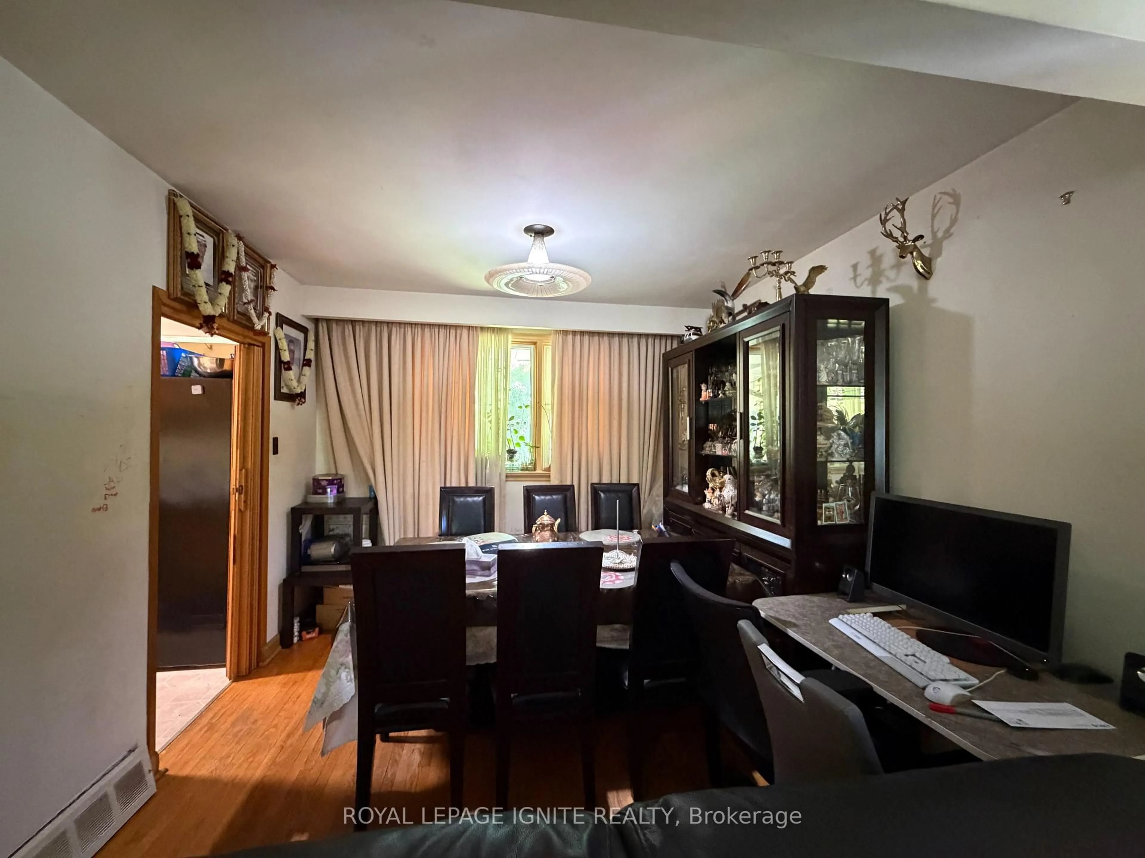 Dining room, wood/laminate floor for 38 Rossander Crt, Toronto Ontario M1J 2B7