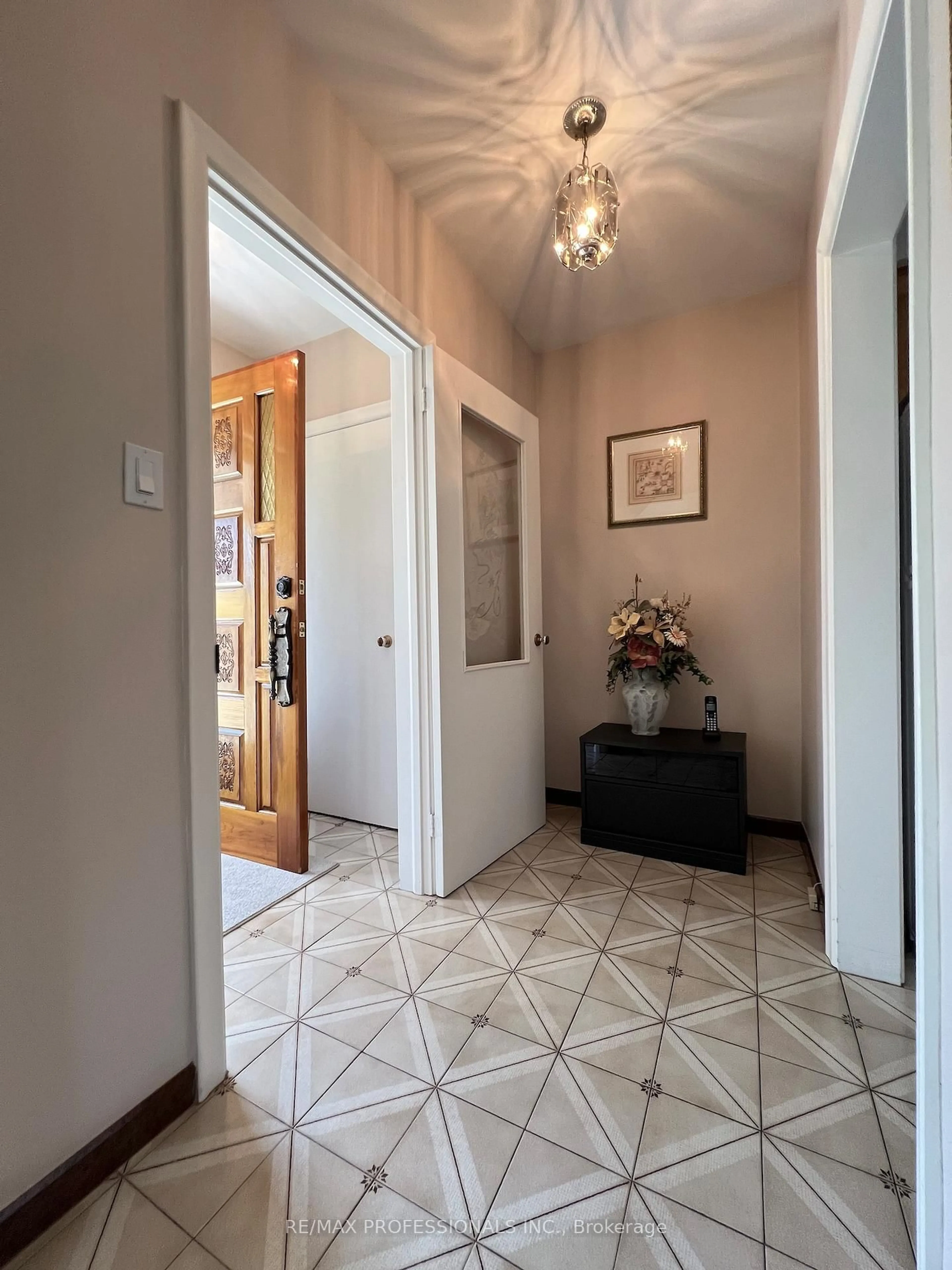 Indoor foyer for 4 VAUXHALL Dr, Toronto Ontario M1P 1P7