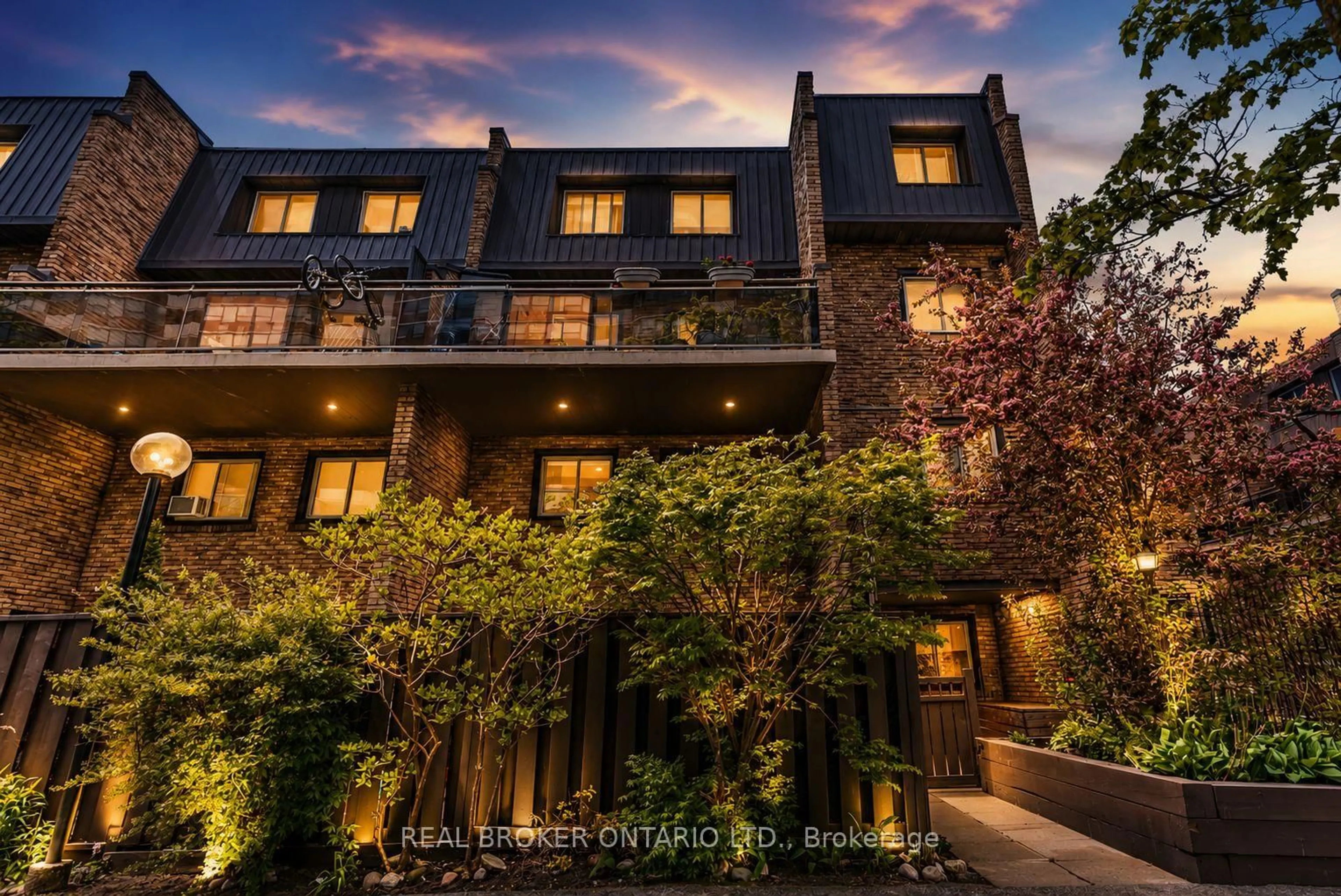 Patio, street for 130 Ling Rd, Toronto Ontario M1E 4V9