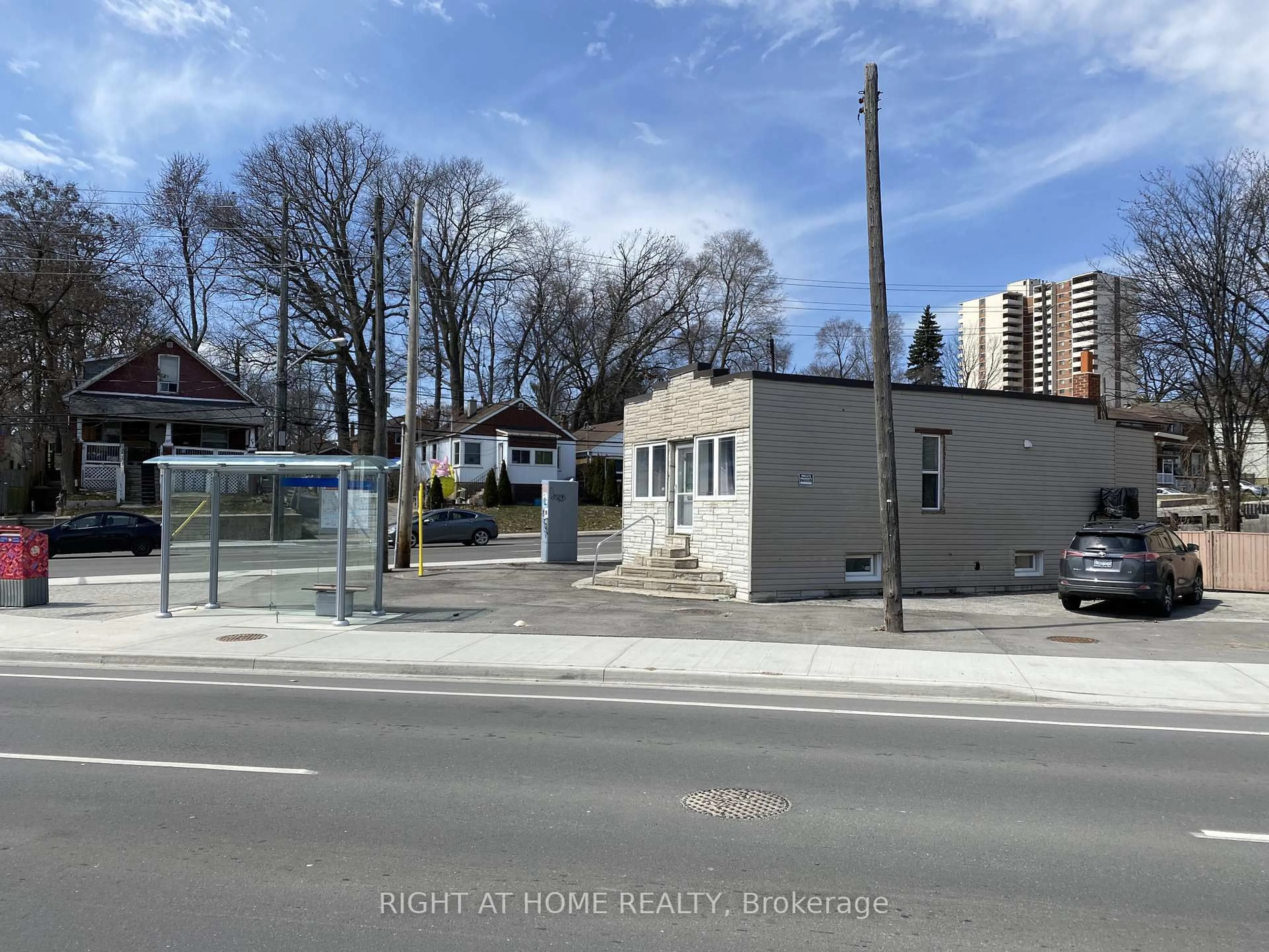 A pic from outside/outdoor area/front of a property/back of a property/a pic from drone, street for 104 Danforth Rd, Toronto Ontario M1L 3W7
