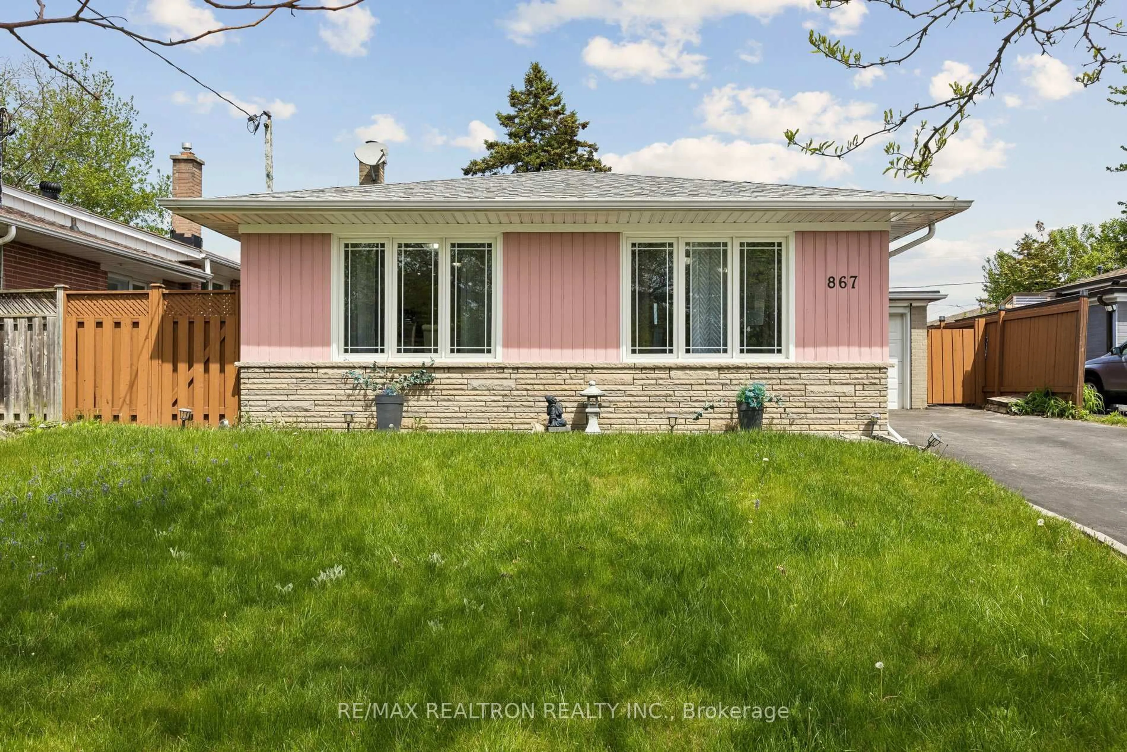 Home with vinyl exterior material, street for 867 Scarborough Golf Clu Rd, Toronto Ontario M1G 1J4
