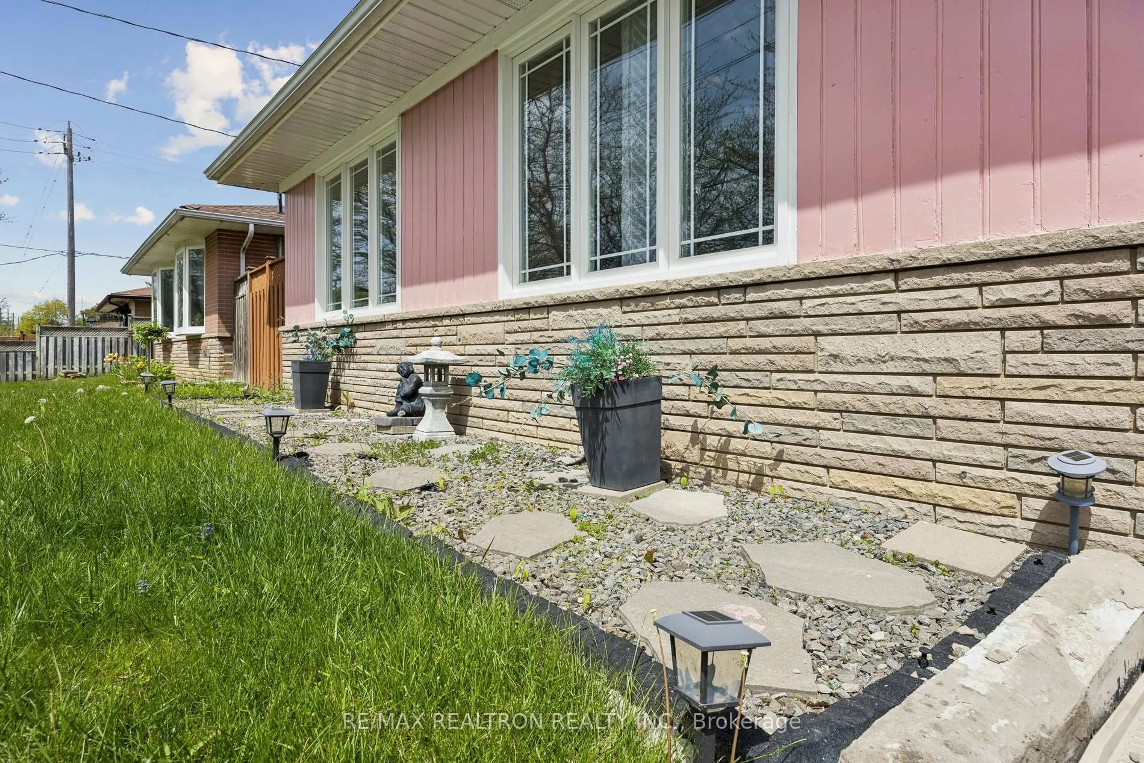 Unknown for 867 Scarborough Golf Clu Rd, Toronto Ontario M1G 1J4