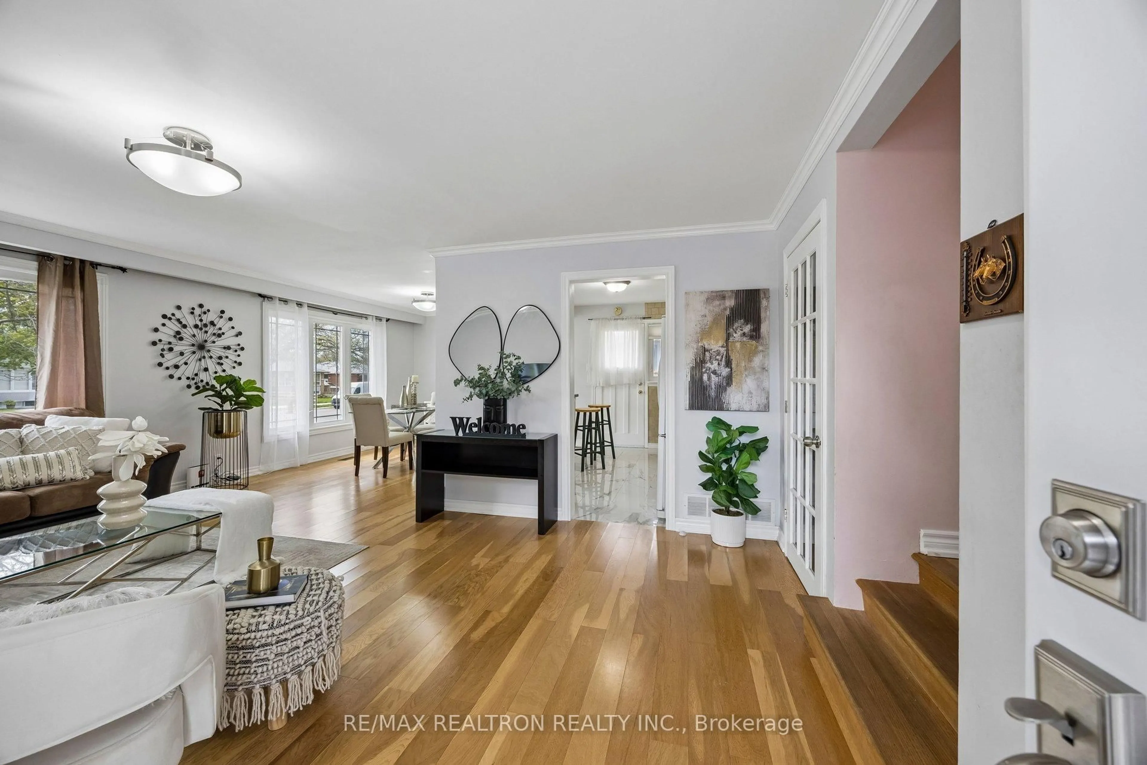 Indoor entryway for 867 Scarborough Golf Clu Rd, Toronto Ontario M1G 1J4