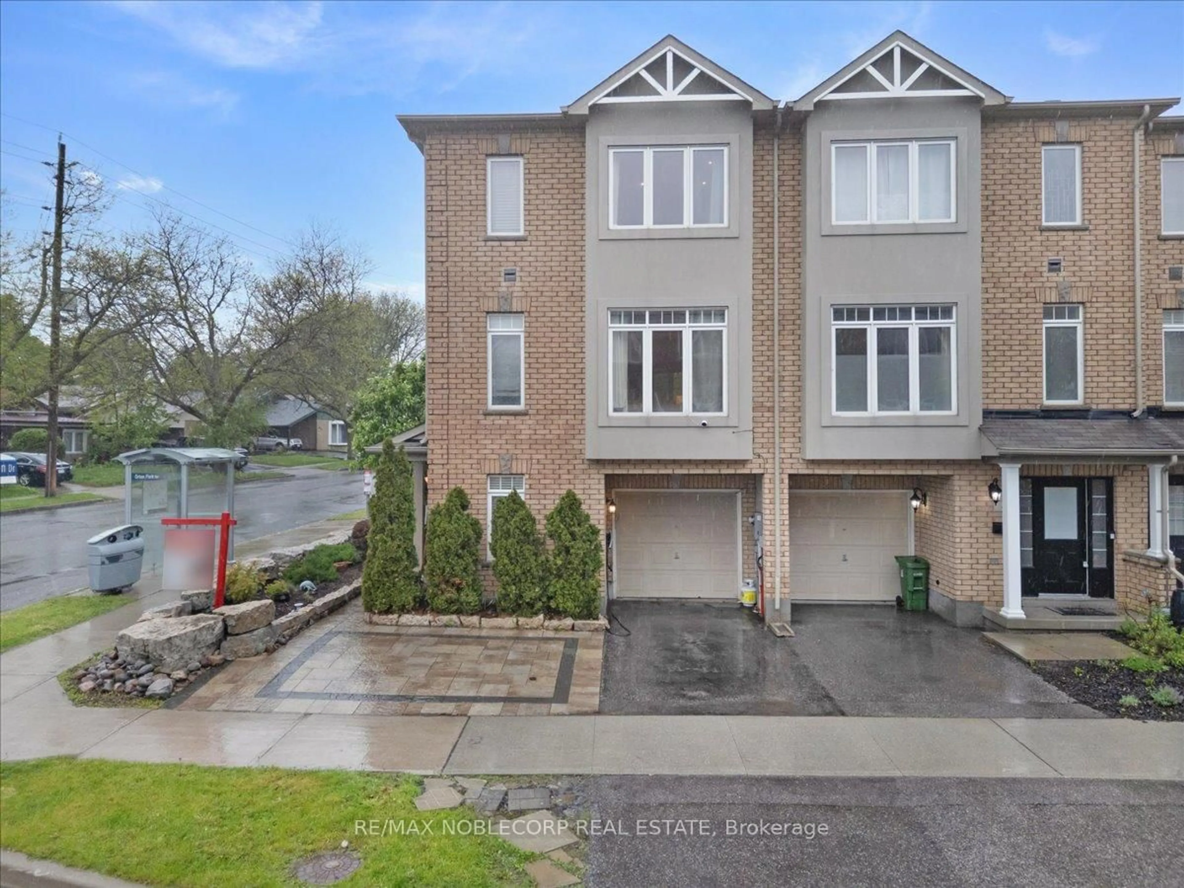 A pic from outside/outdoor area/front of a property/back of a property/a pic from drone, street for 952 BRIMORTON Dr, Toronto Ontario M1G 2V2