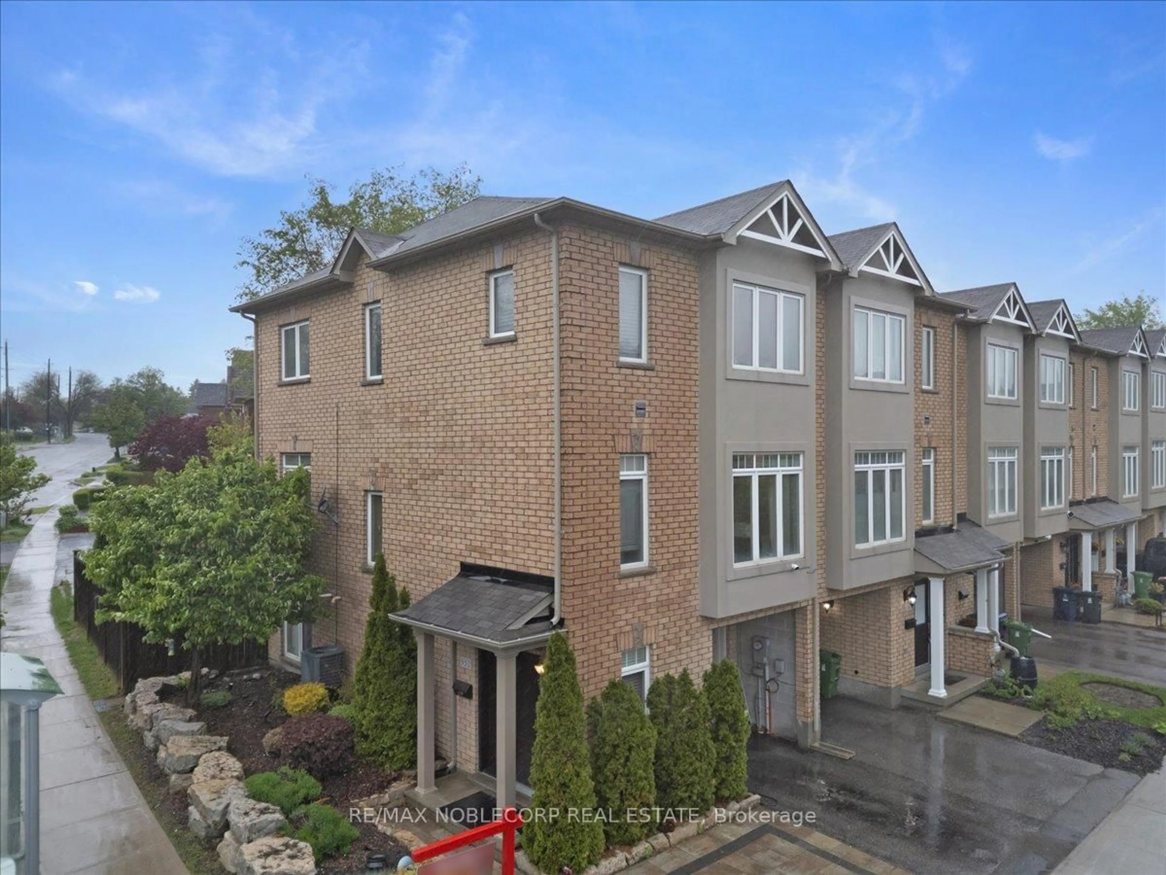 A pic from outside/outdoor area/front of a property/back of a property/a pic from drone, street for 952 BRIMORTON Dr, Toronto Ontario M1G 2V2