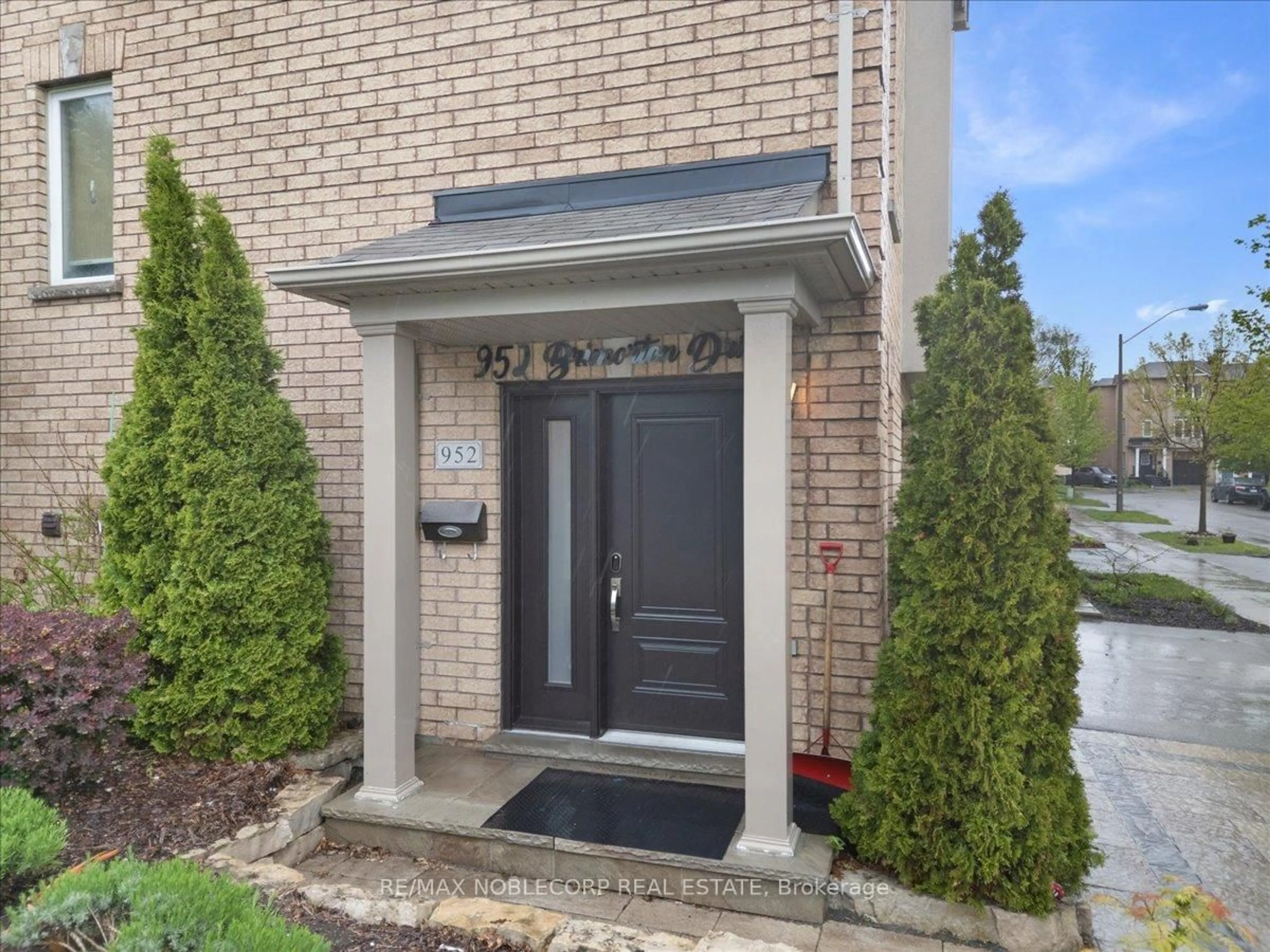 Indoor entryway for 952 BRIMORTON Dr, Toronto Ontario M1G 2V2