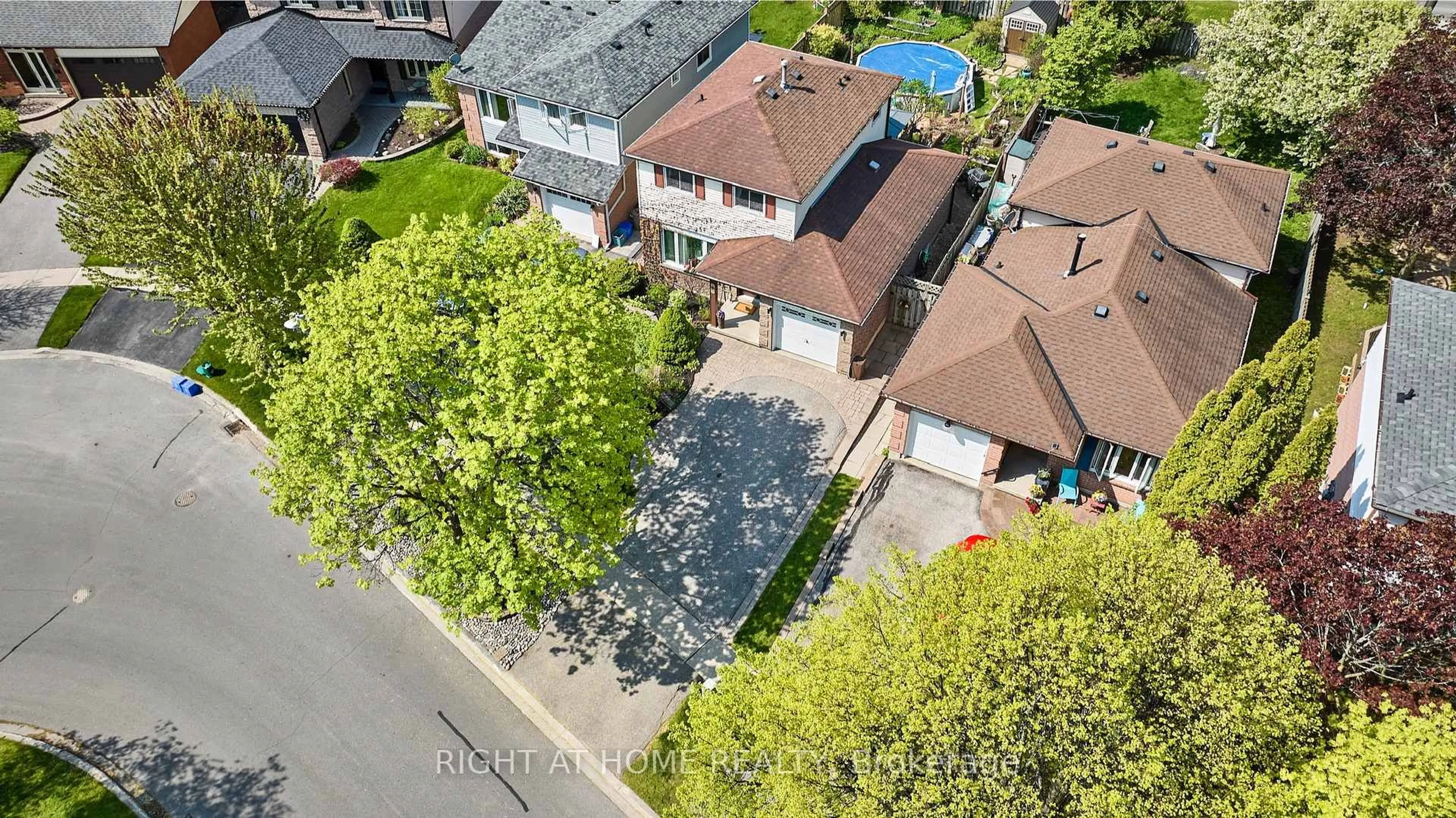 A pic from outside/outdoor area/front of a property/back of a property/a pic from drone, street for 71 Barley Mill Cres, Clarington Ontario L1C 4E9