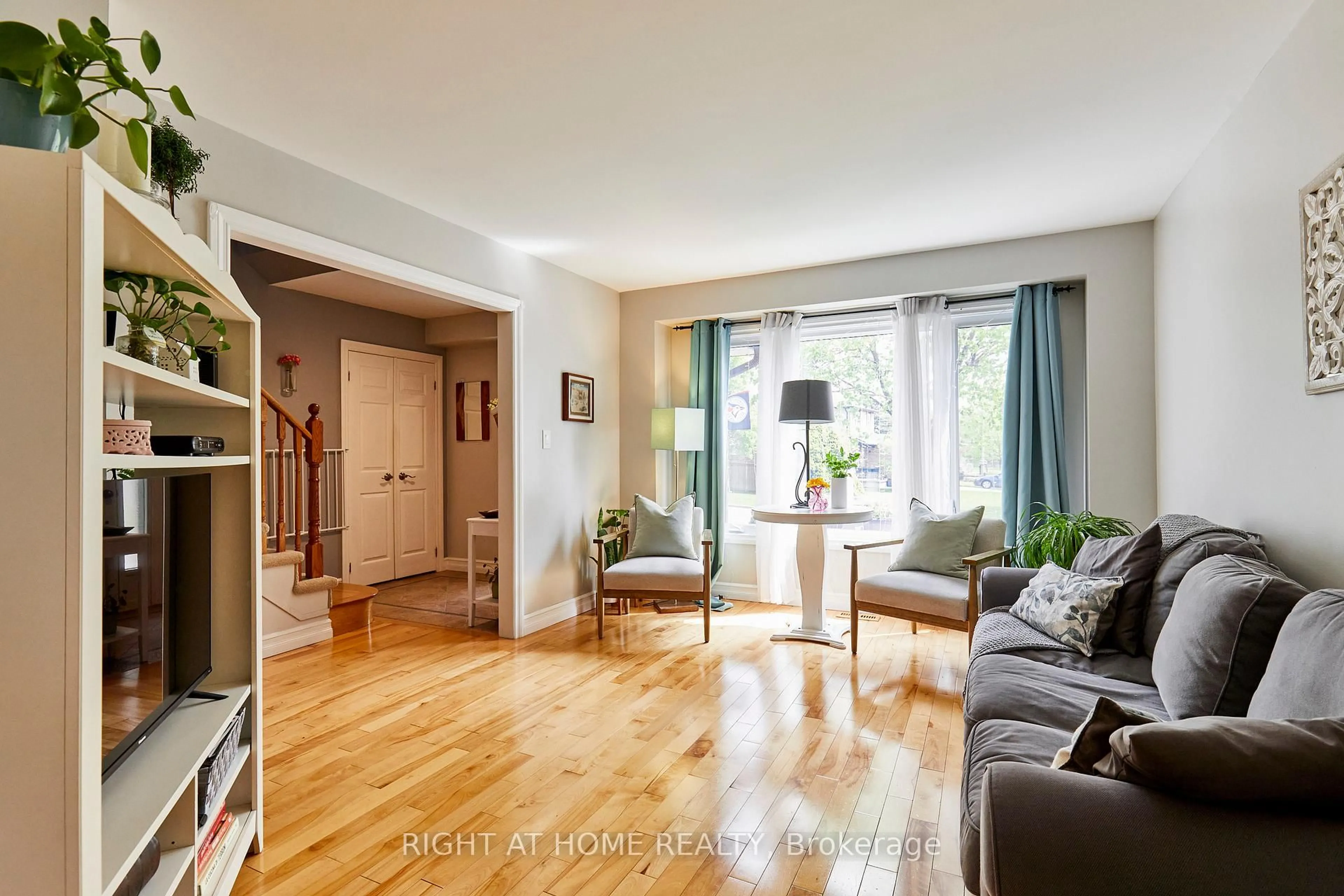 Living room with furniture, wood/laminate floor for 71 Barley Mill Cres, Clarington Ontario L1C 4E9