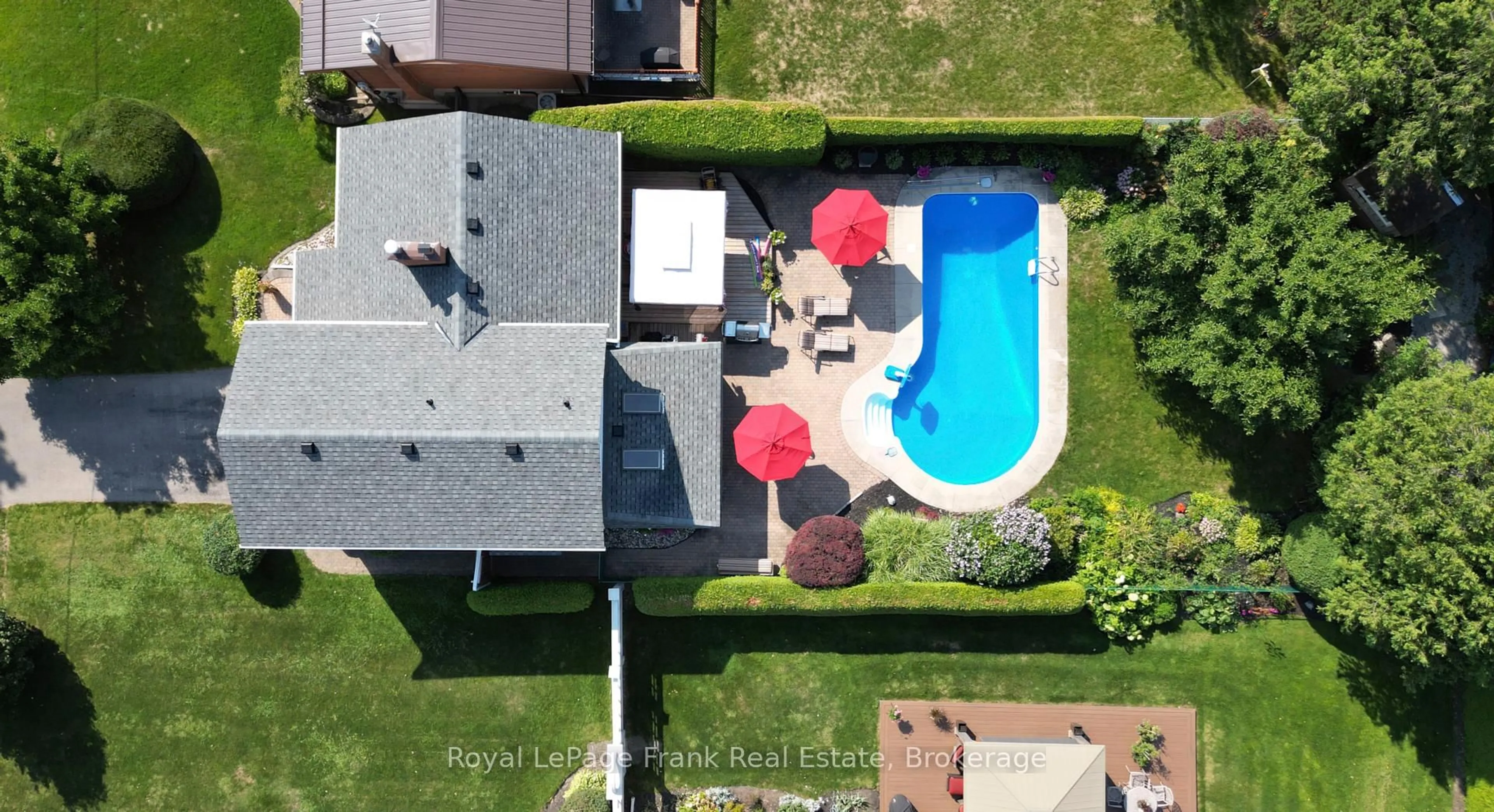 A pic from outside/outdoor area/front of a property/back of a property/a pic from drone, street for 524 Centre St, Whitby Ontario L1N 4T6