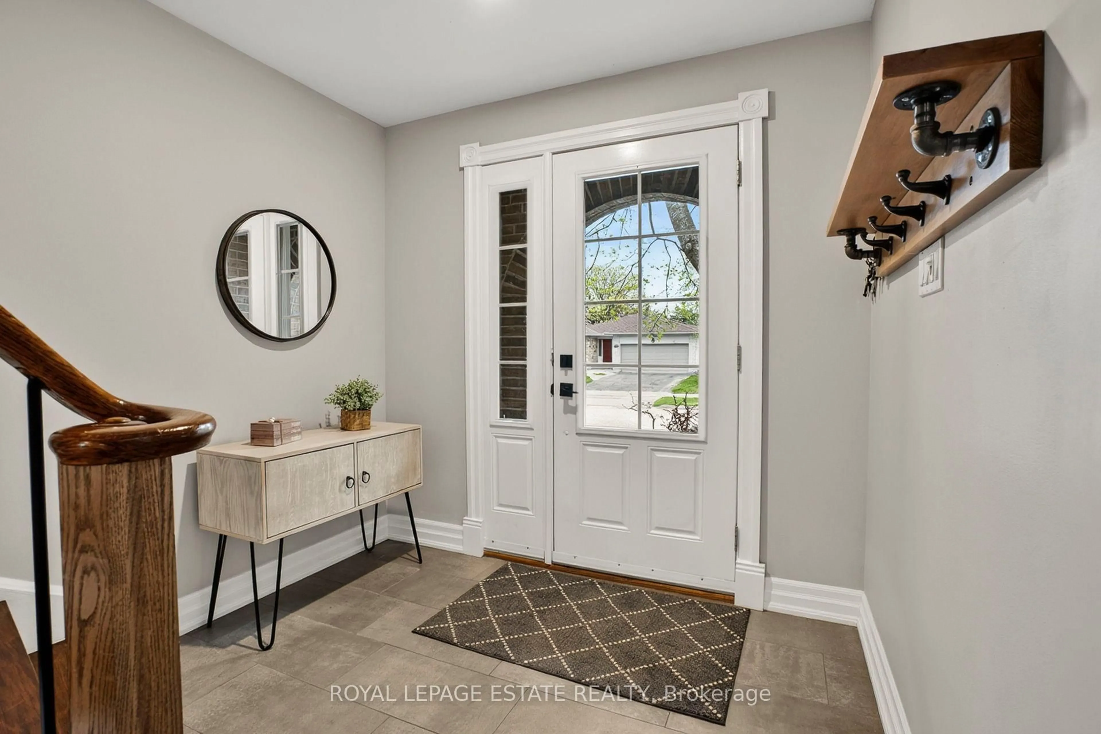 Indoor entryway for 16 Elkwood Dr, Toronto Ontario M1C 2C1