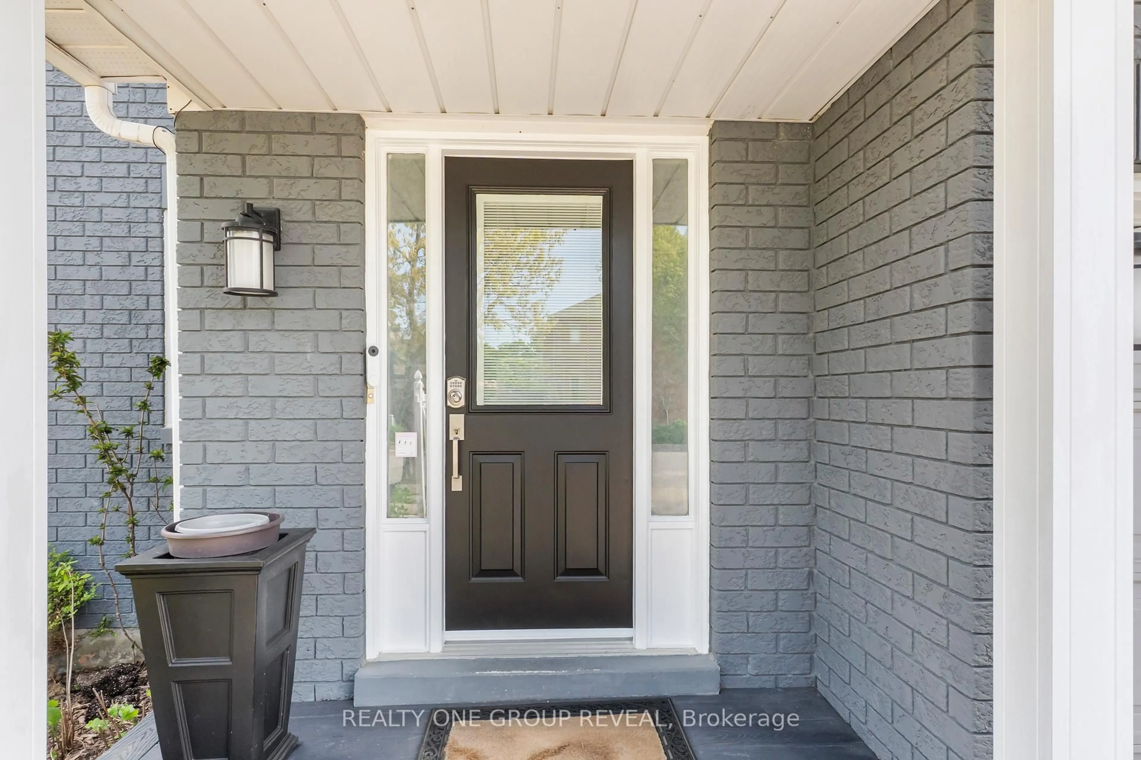 Indoor entryway for 77 Wilkins Cres, Clarington Ontario L1E 3B6