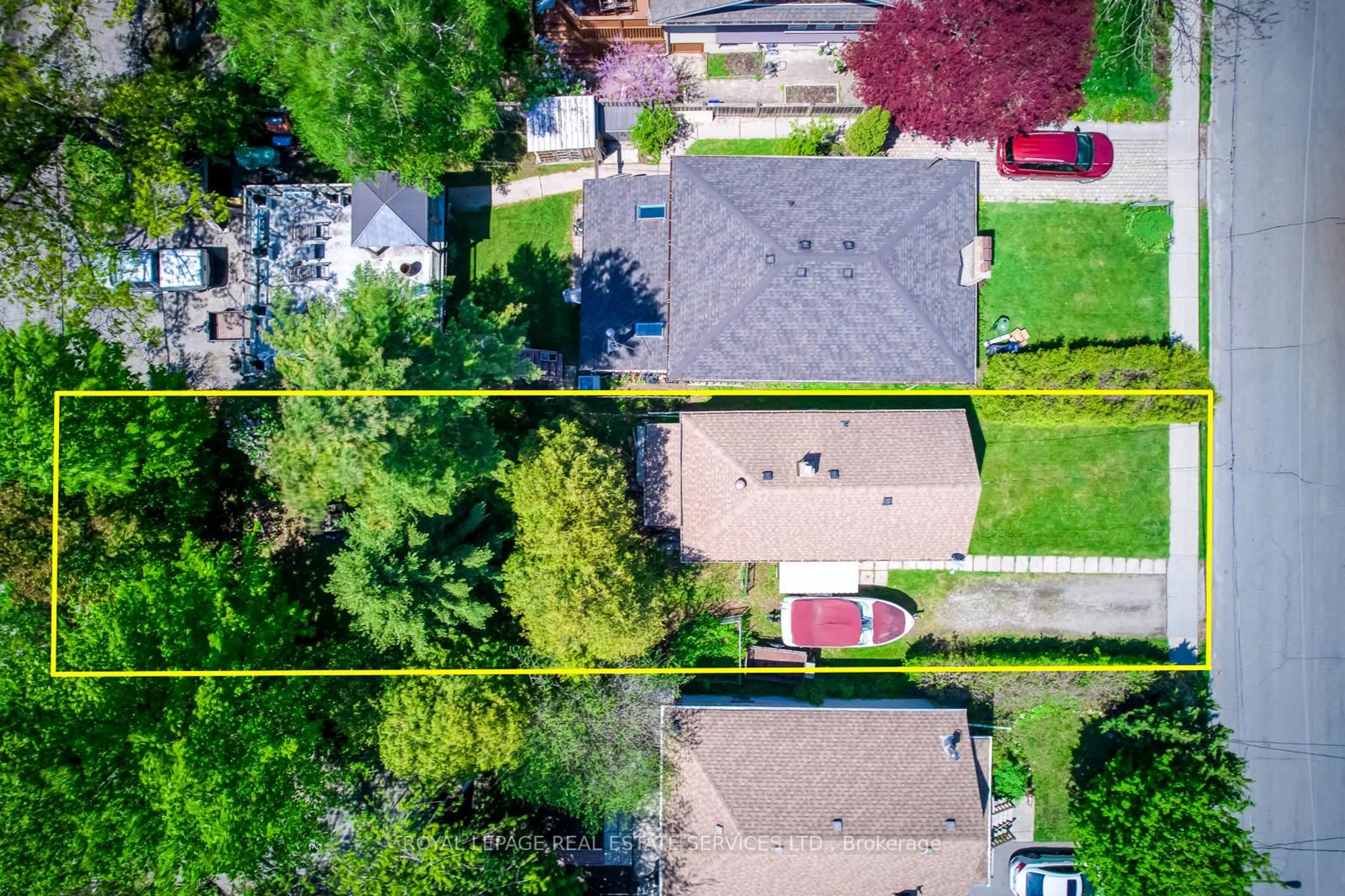 A pic from outside/outdoor area/front of a property/back of a property/a pic from drone, street for 10 Thatcher Ave, Toronto Ontario M1M 2M2