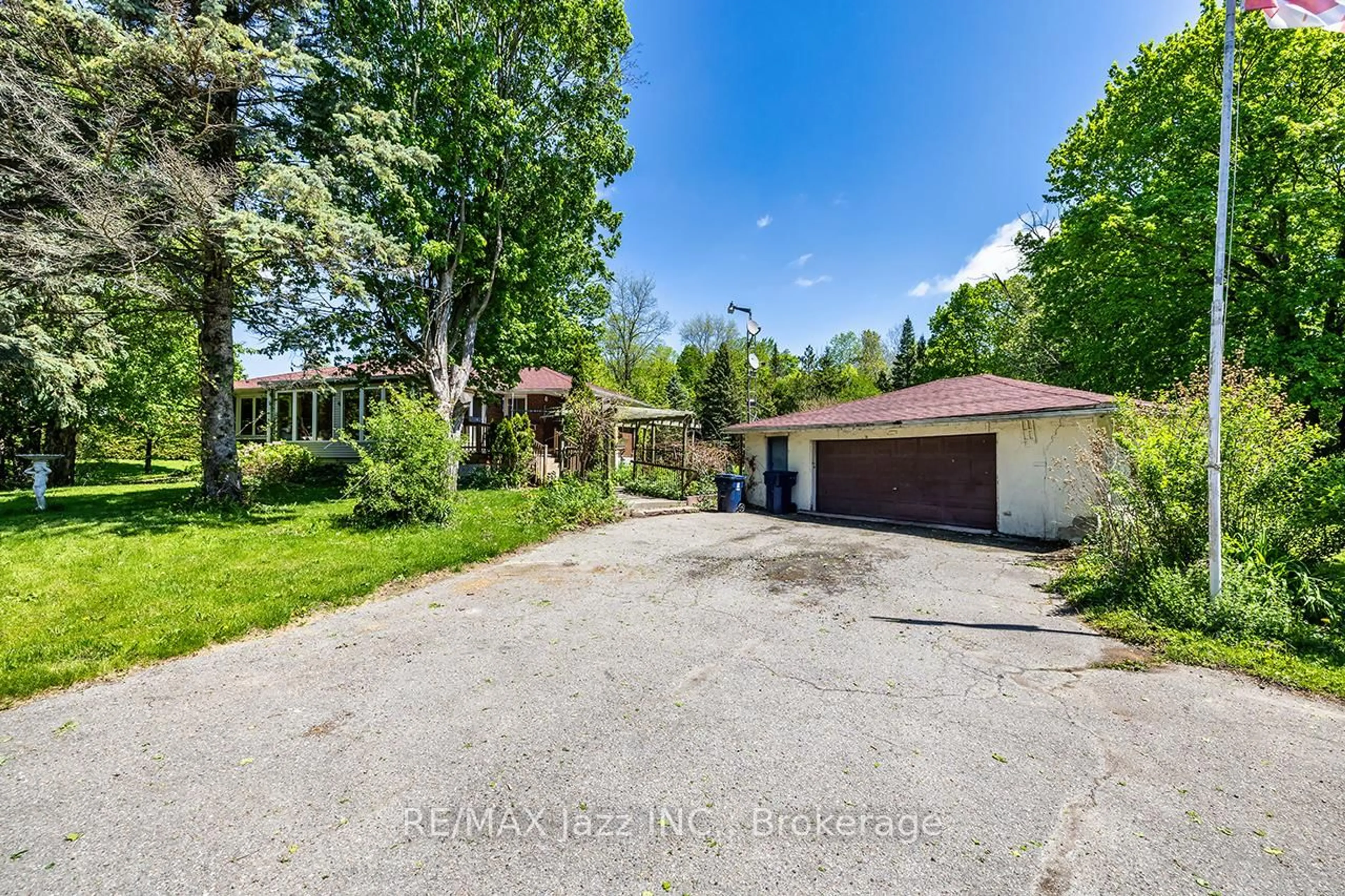 A pic from outside/outdoor area/front of a property/back of a property/a pic from drone, street for 733 Townline Rd, Clarington Ontario L1K 3C8