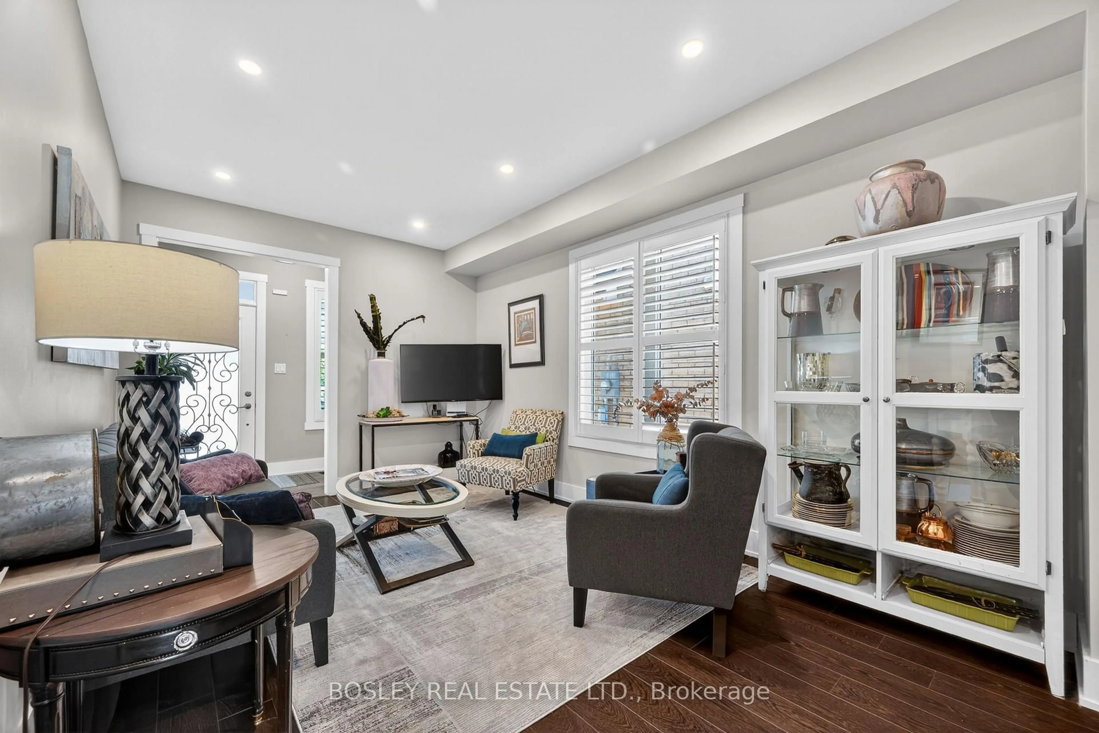 Living room with furniture, unknown for 2 Bettina Pl, Whitby Ontario L1R 0E8