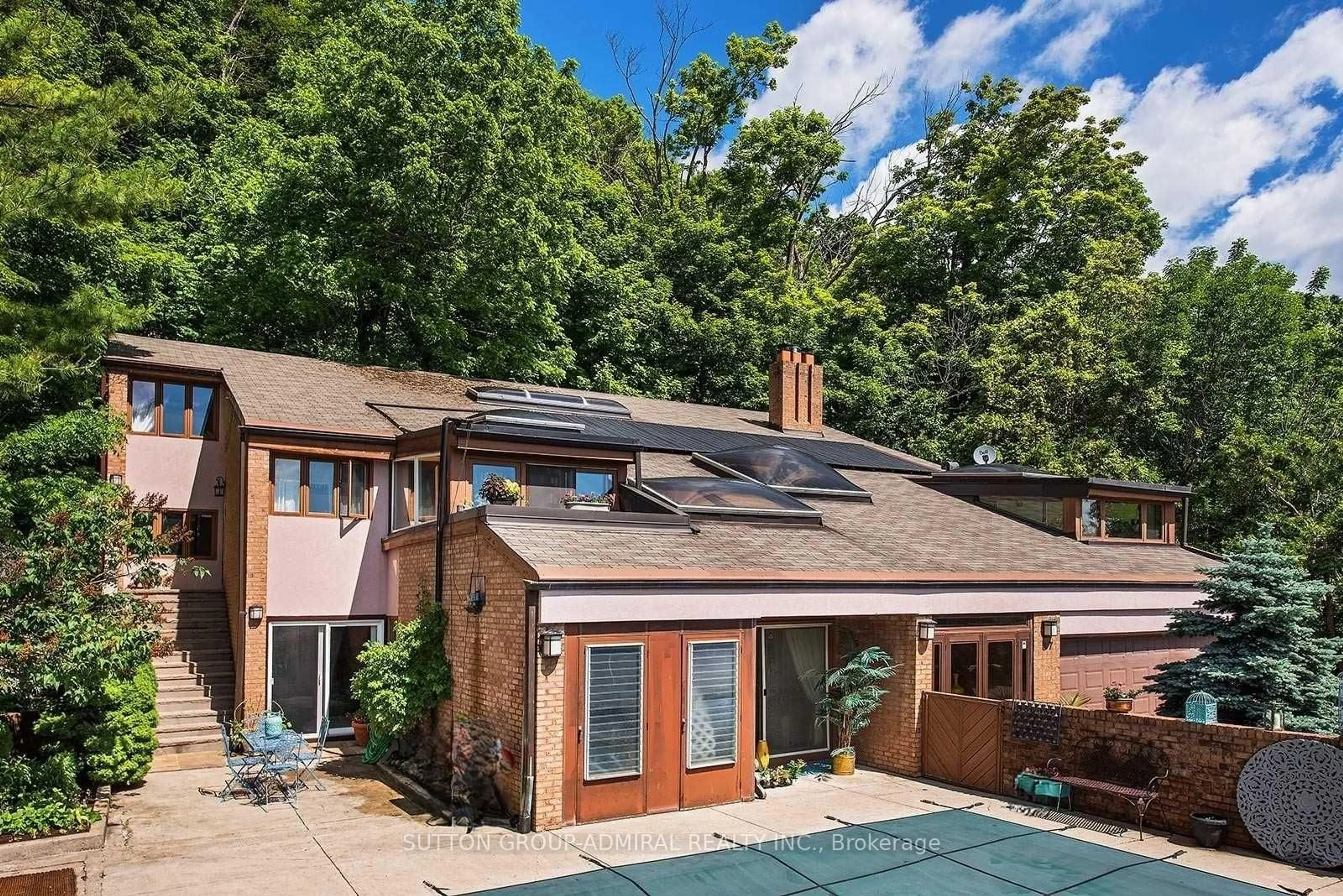 A pic from outside/outdoor area/front of a property/back of a property/a pic from drone, unknown for 37 Meadowcliffe Dr, Toronto Ontario M1M 2X8