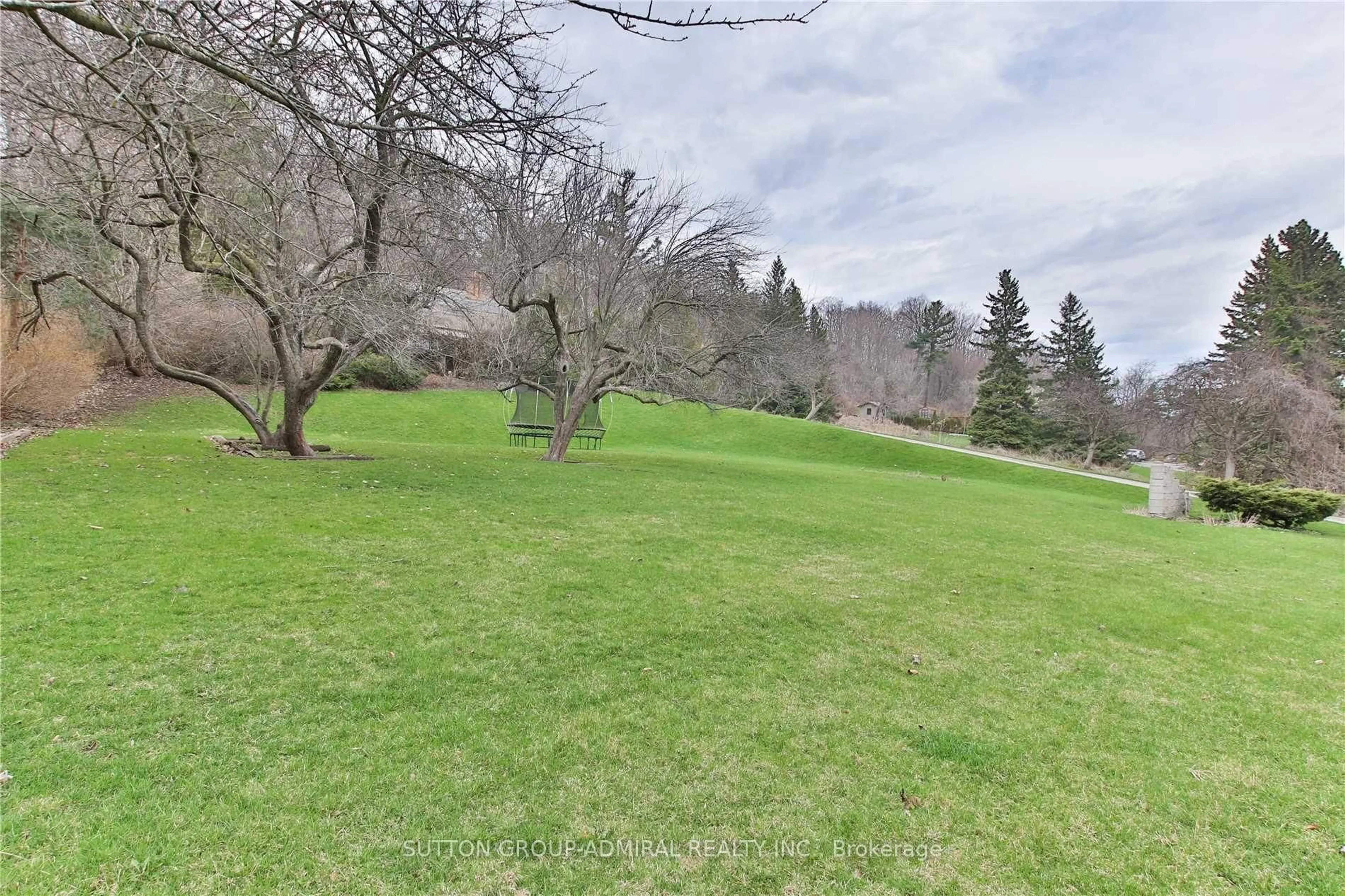 A pic from outside/outdoor area/front of a property/back of a property/a pic from drone, forest/trees view for 37 Meadowcliffe Dr, Toronto Ontario M1M 2X8