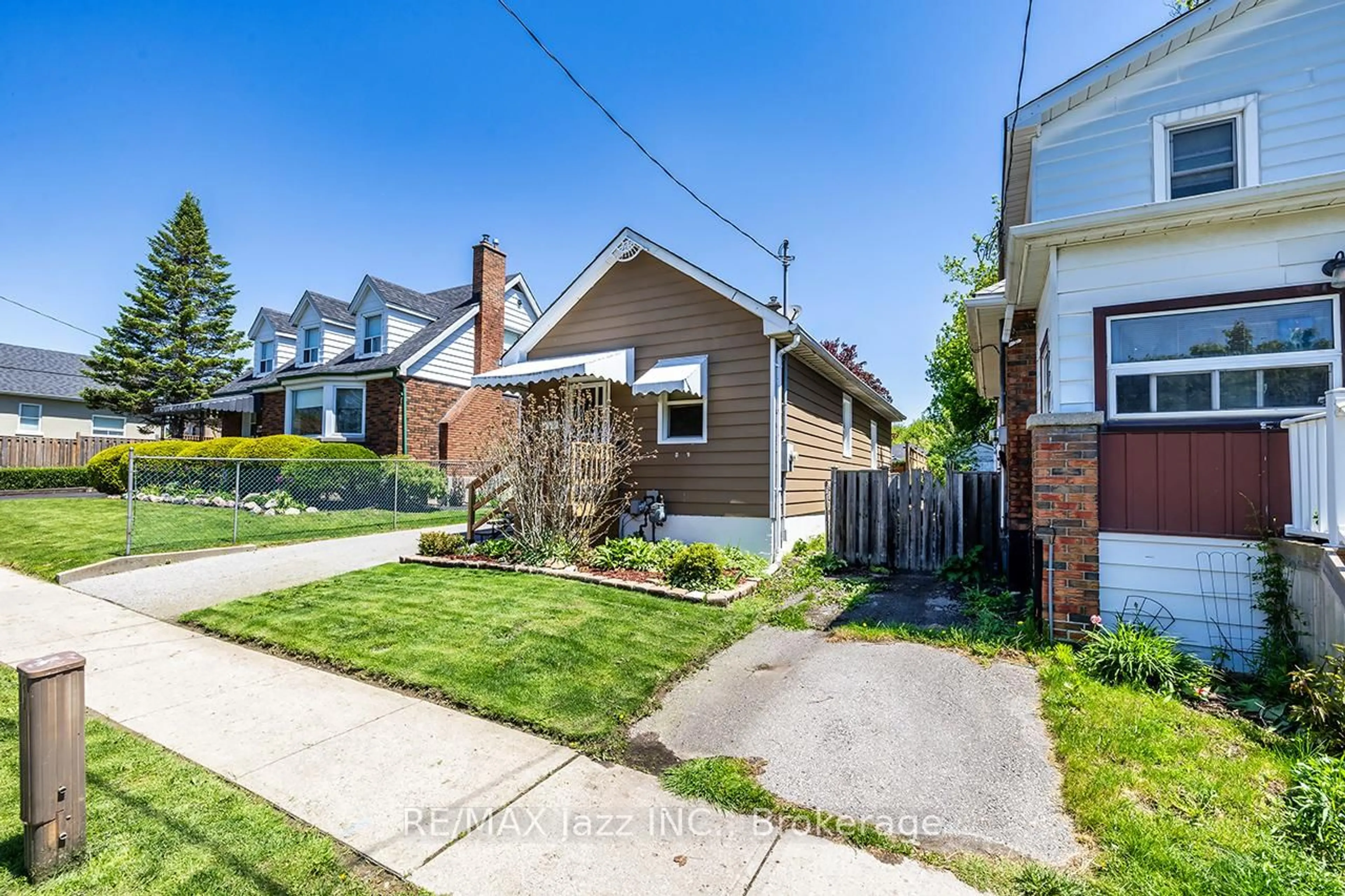 Home with brick exterior material, street for 69 Westmount St, Oshawa Ontario L1J 4X2