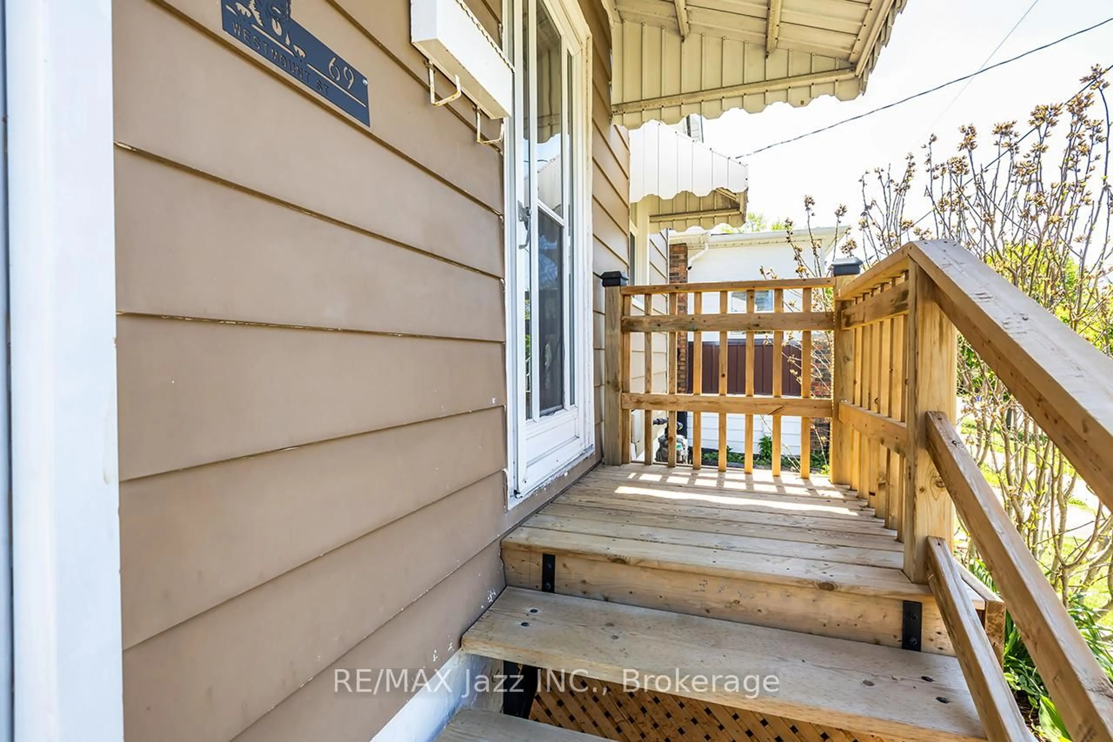 Indoor entryway for 69 Westmount St, Oshawa Ontario L1J 4X2