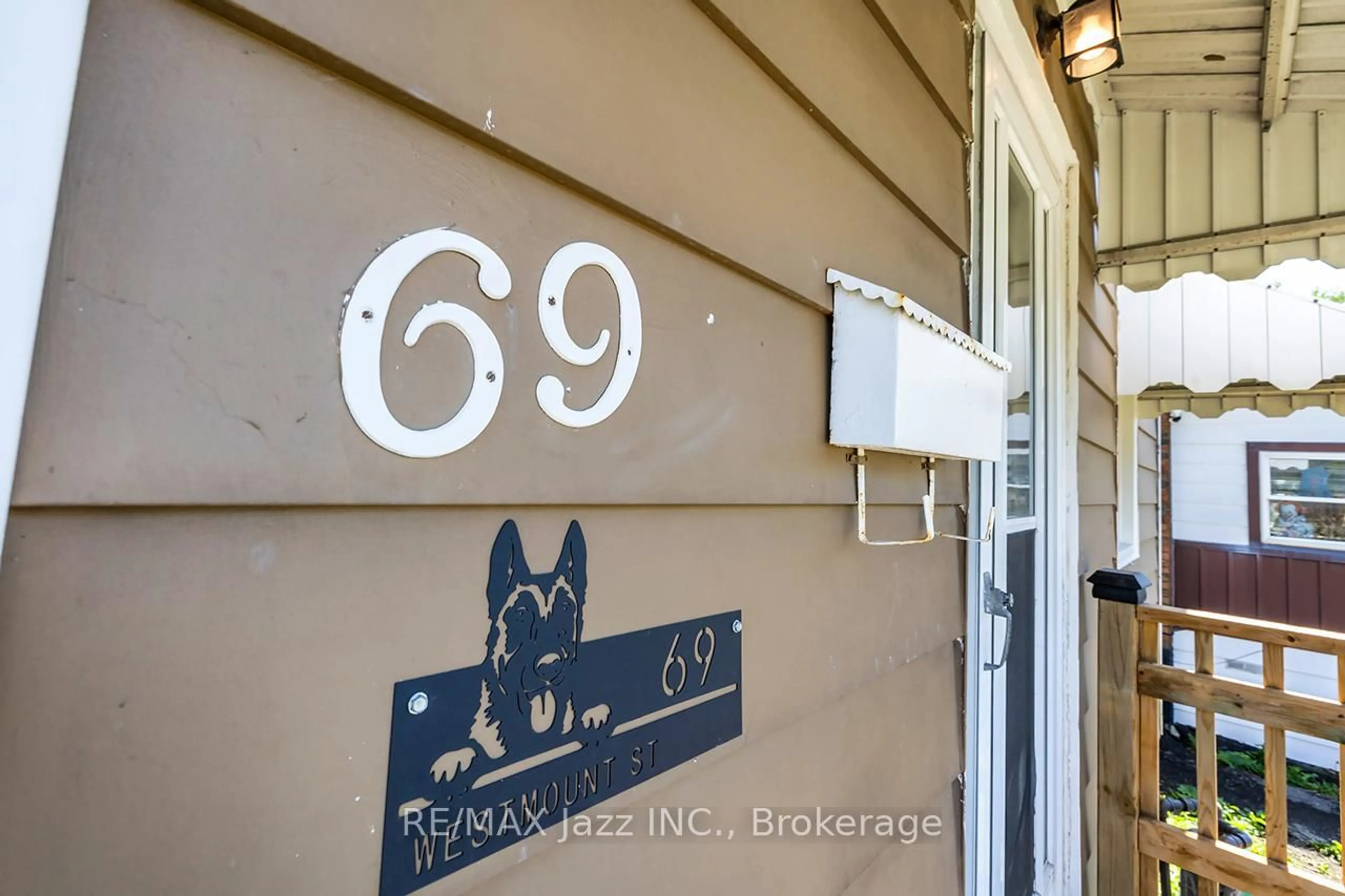 Indoor entryway for 69 Westmount St, Oshawa Ontario L1J 4X2