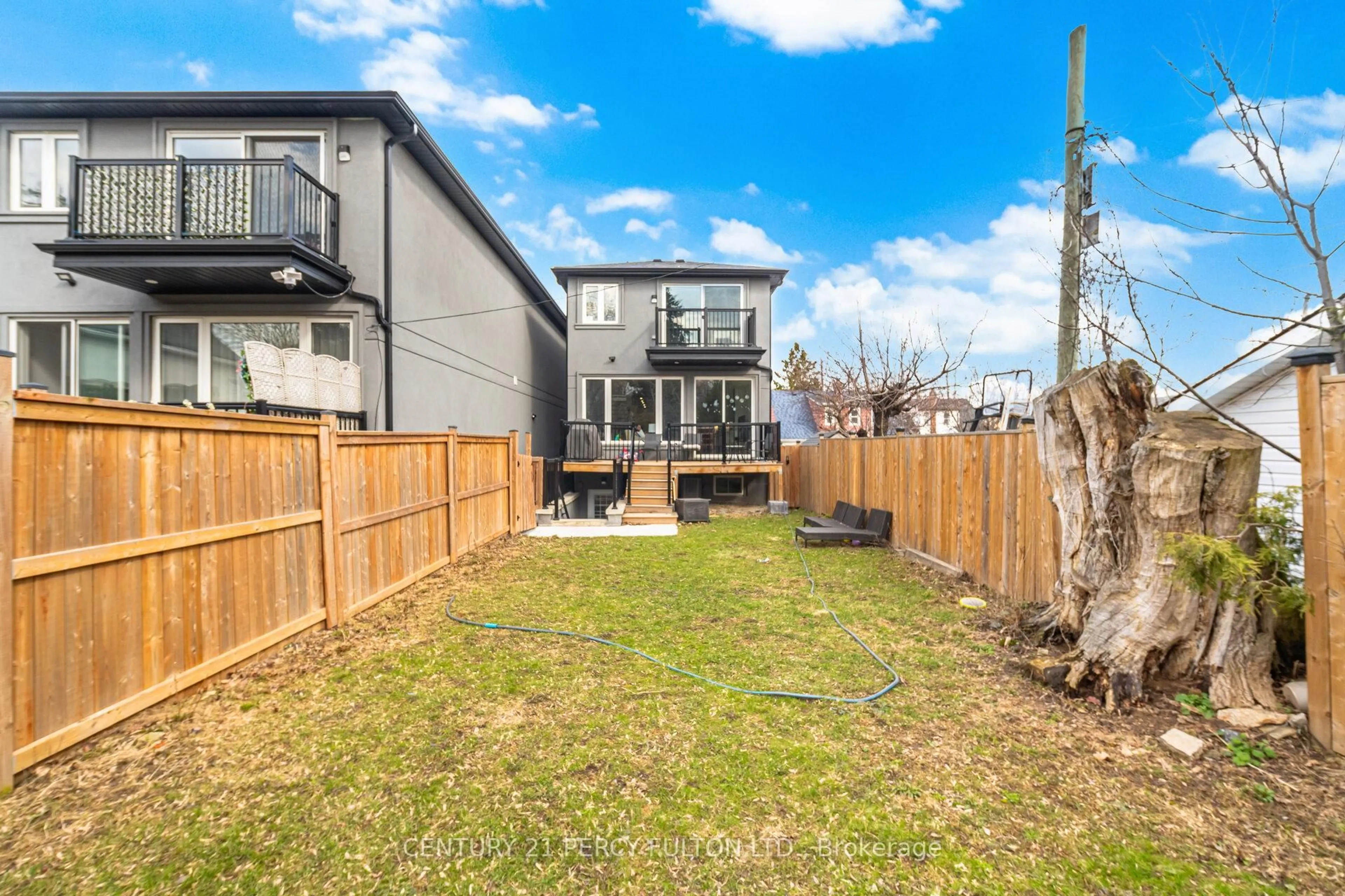 Patio, street for 195 Danforth Rd, Toronto Ontario M1L 3X1