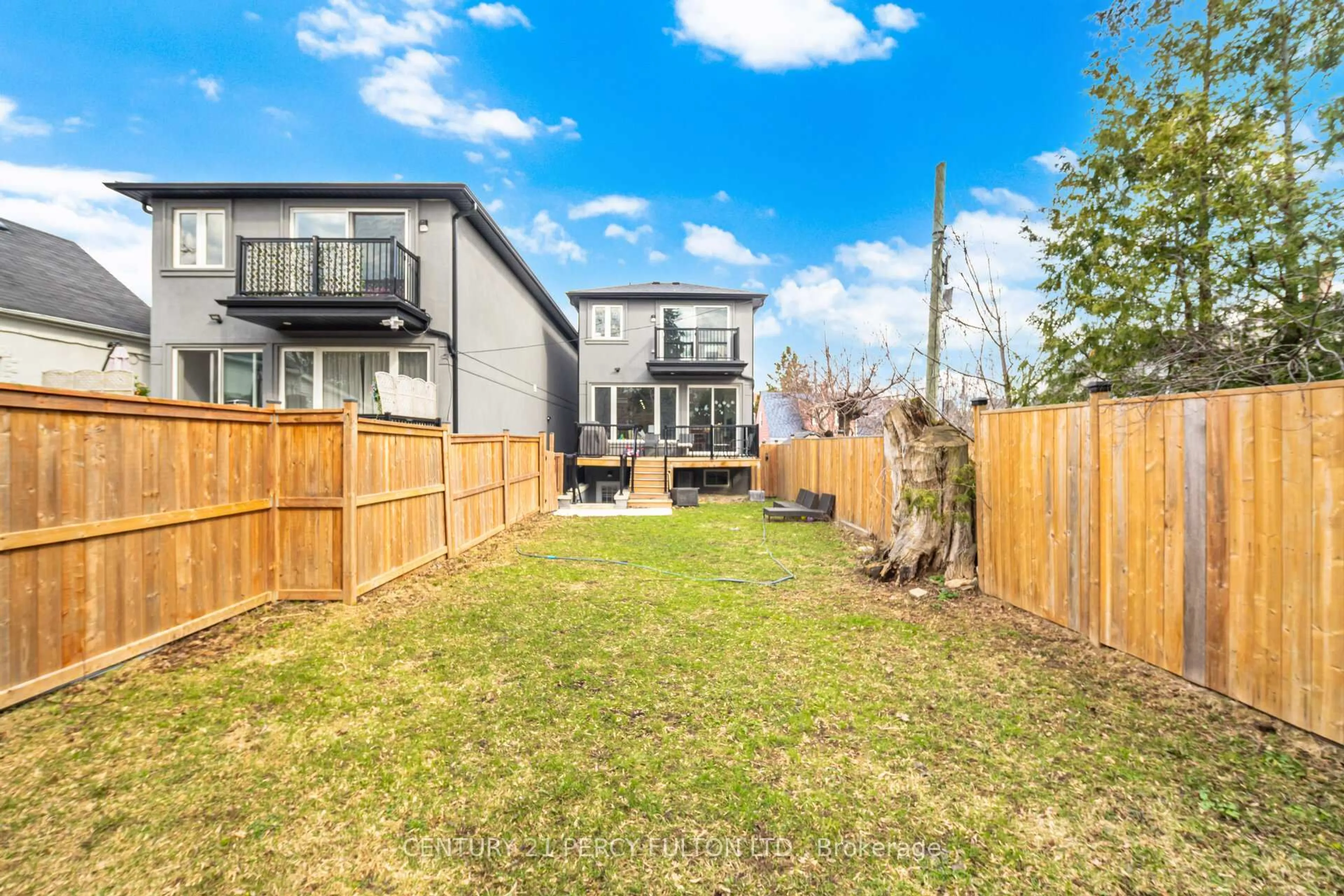 A pic from outside/outdoor area/front of a property/back of a property/a pic from drone, street for 195 Danforth Rd, Toronto Ontario M1L 3X1