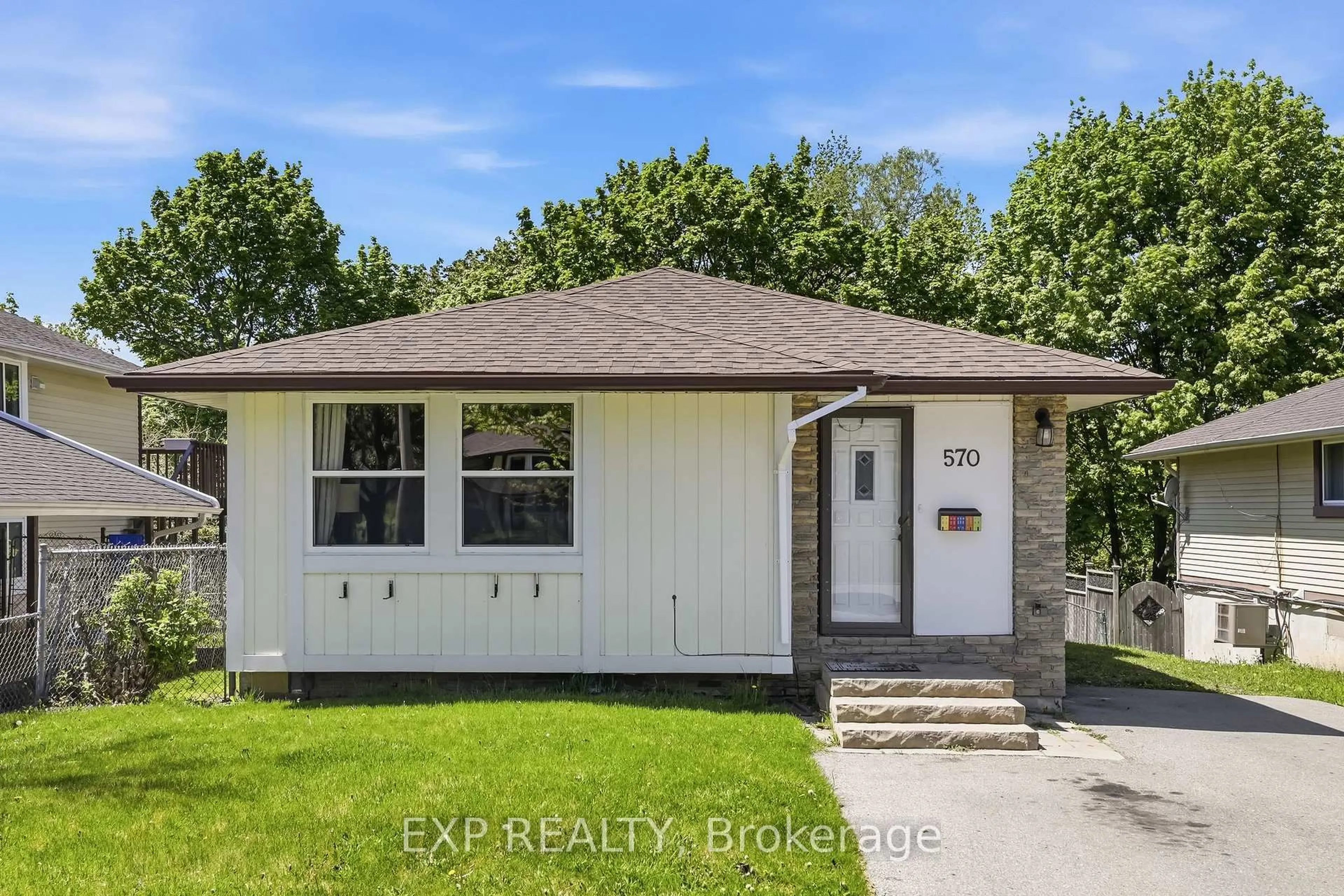 Home with vinyl exterior material, street for 570 Annandale St, Oshawa Ontario L1H 7S7
