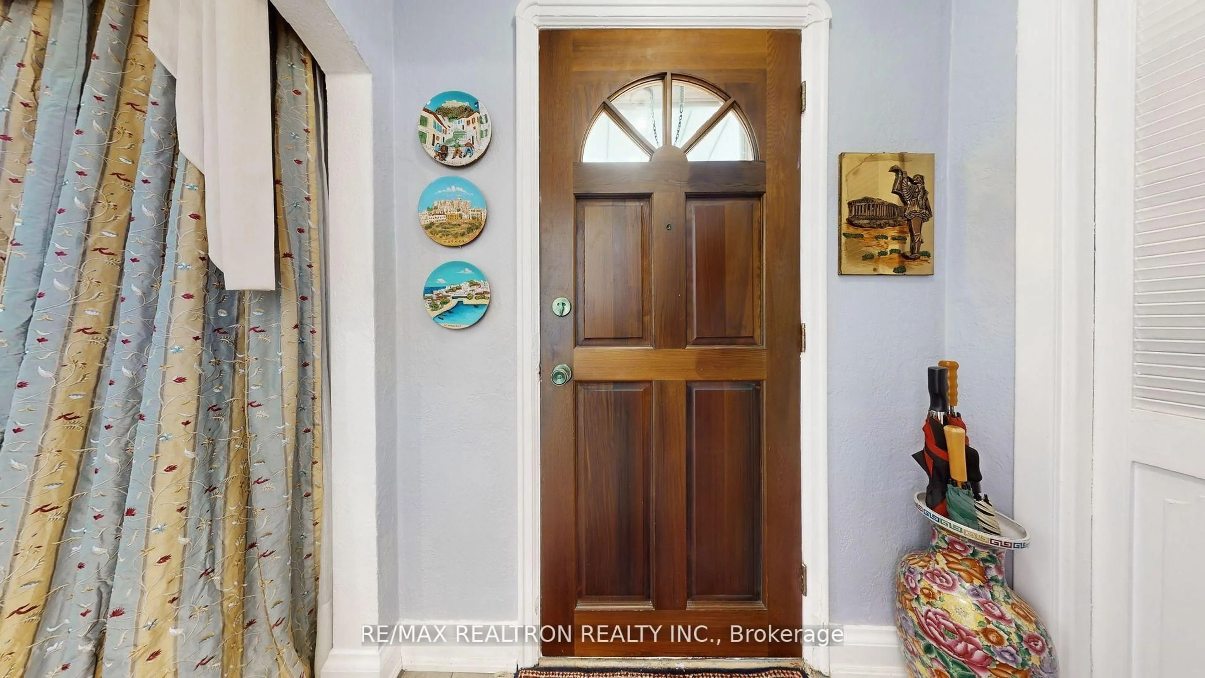 Indoor entryway for 50 Karnwood Dr, Toronto Ontario M1L 2Z6