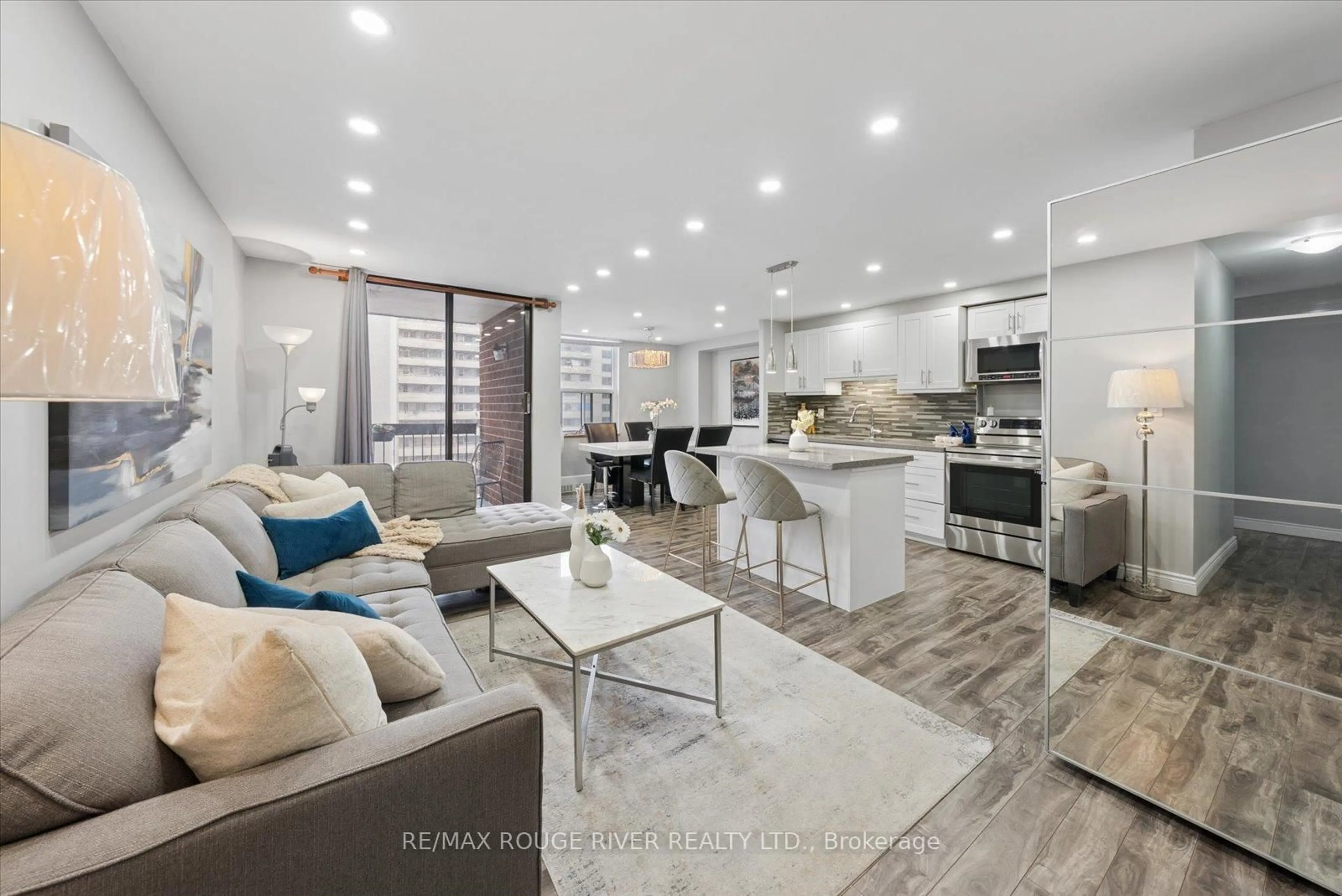 Open concept kitchen, unknown for 90 Ling Rd #907, Toronto Ontario M1E 4Y3